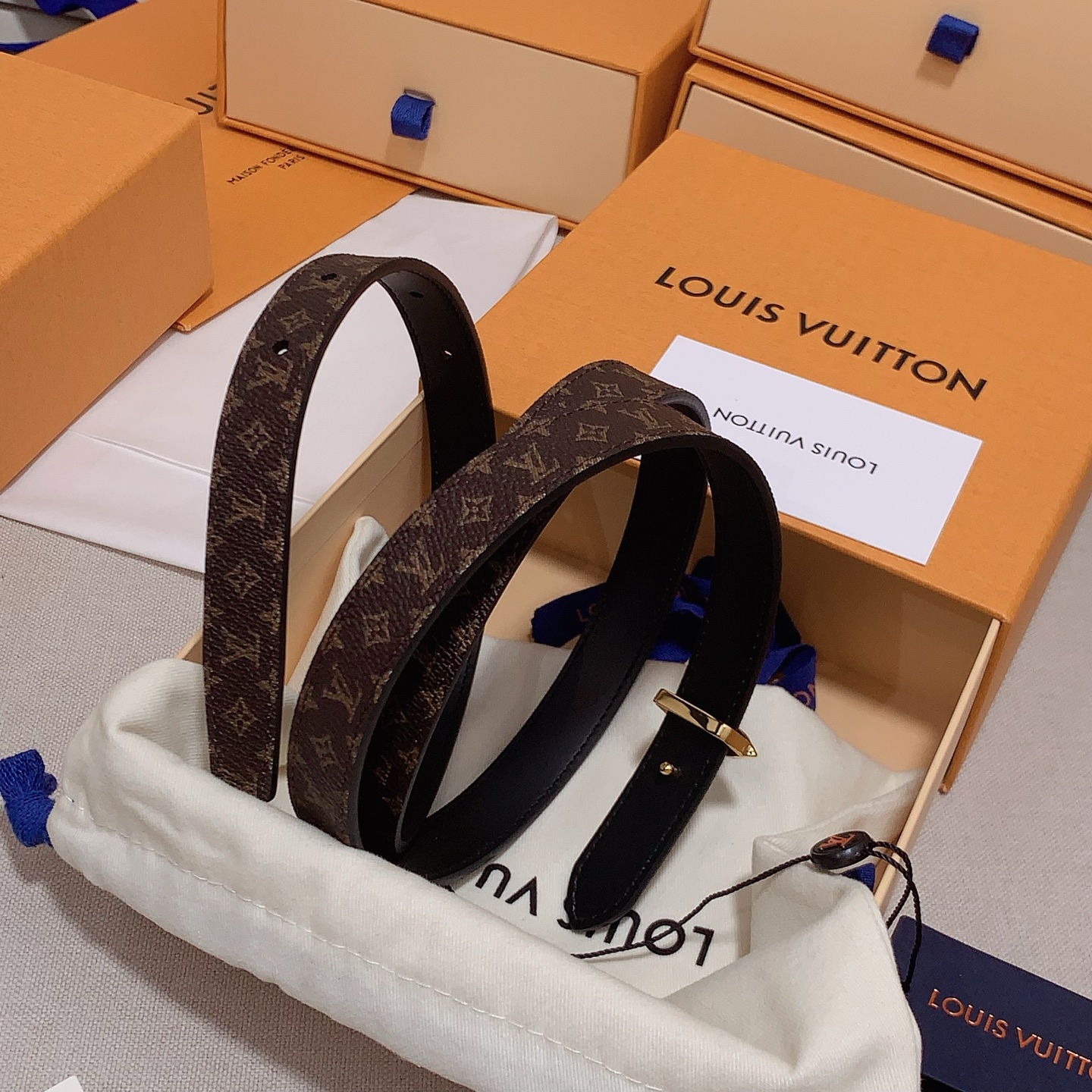 Louis vuitton
宽度：1.5cm
l v 村上隆联名腰带。实用又精致。精致又好看的1.5m