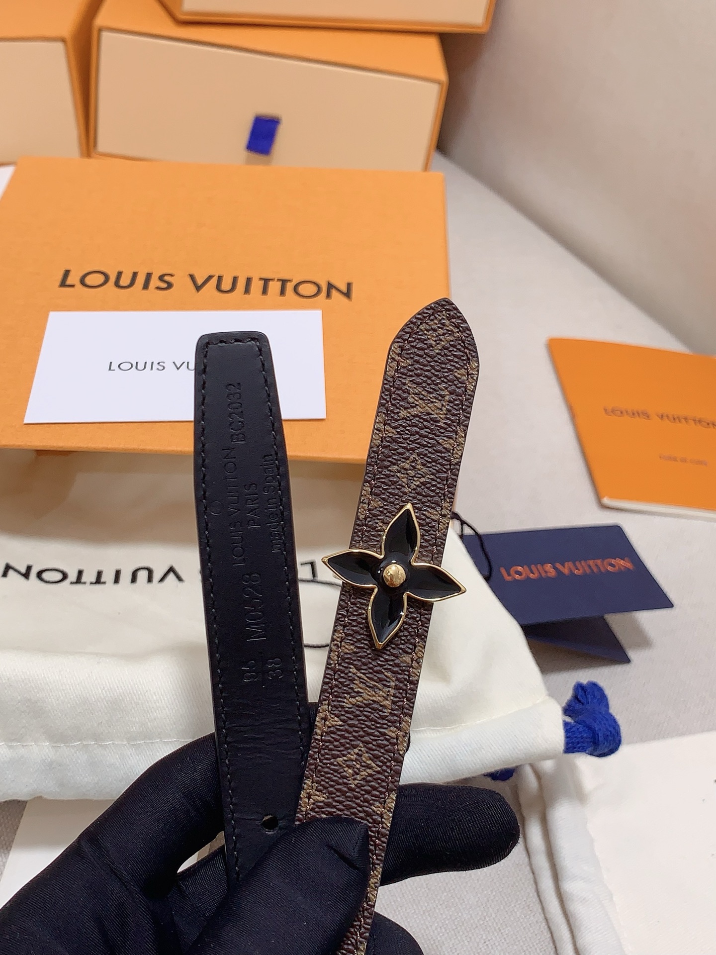  Louis vuitton
宽度：1.5cm
l v 村上隆联名腰带。实用又精致。精致又好看的1.5m