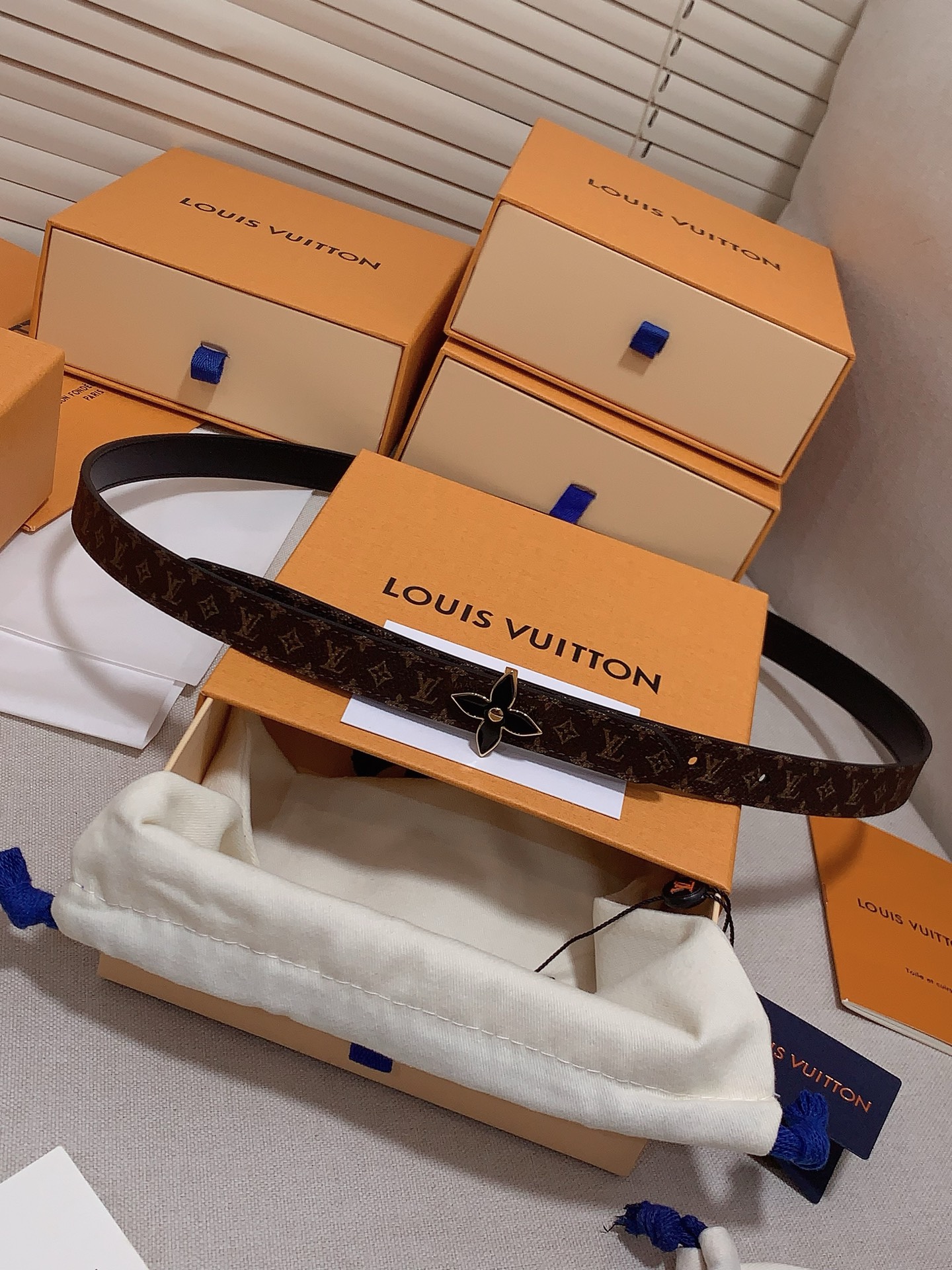  Louis vuitton
宽度：1.5cm
l v 村上隆联名腰带。实用又精致。精致又好看的1.5m