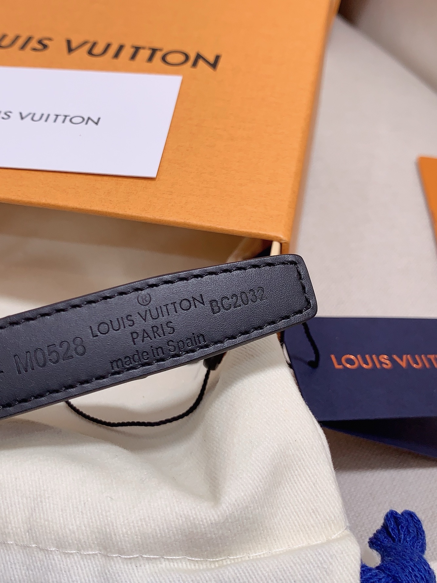  Louis vuitton
宽度：1.5cm
l v 村上隆联名腰带。实用又精致。精致又好看的1.5m
