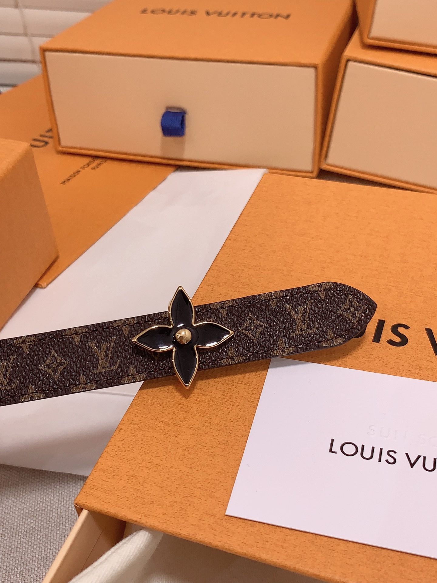  Louis vuitton
宽度：1.5cm
l v 村上隆联名腰带。实用又精致。精致又好看的1.5m