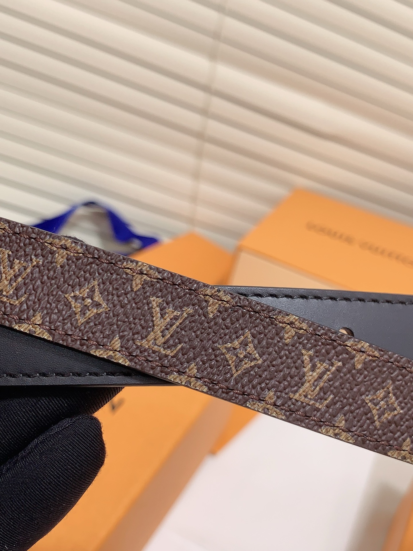  Louis vuitton
宽度：1.5cm
l v 村上隆联名腰带。实用又精致。精致又好看的1.5m