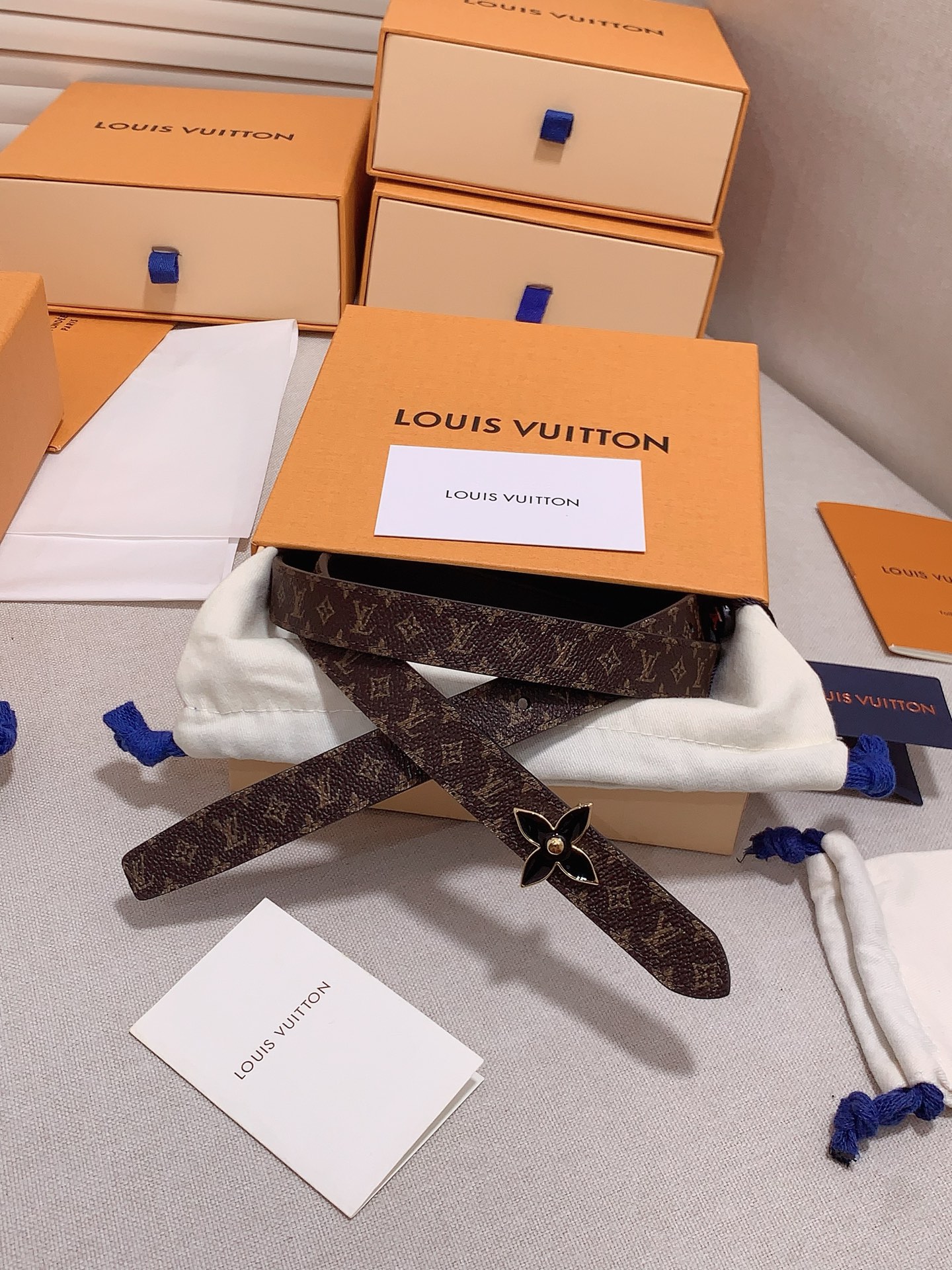  Louis vuitton
宽度：1.5cm
l v 村上隆联名腰带。实用又精致。精致又好看的1.5m