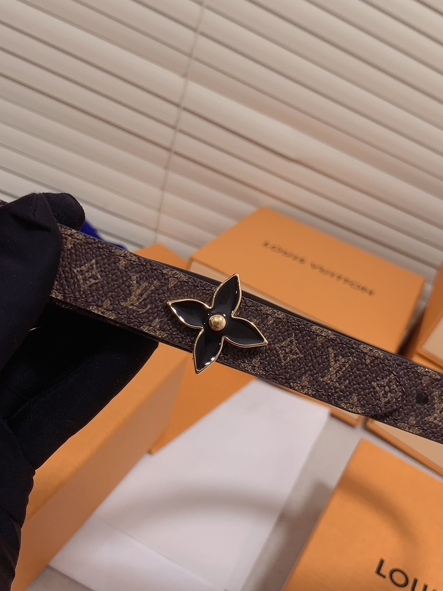  Louis vuitton
宽度：1.5cm
l v 村上隆联名腰带。实用又精致。精致又好看的1.5m