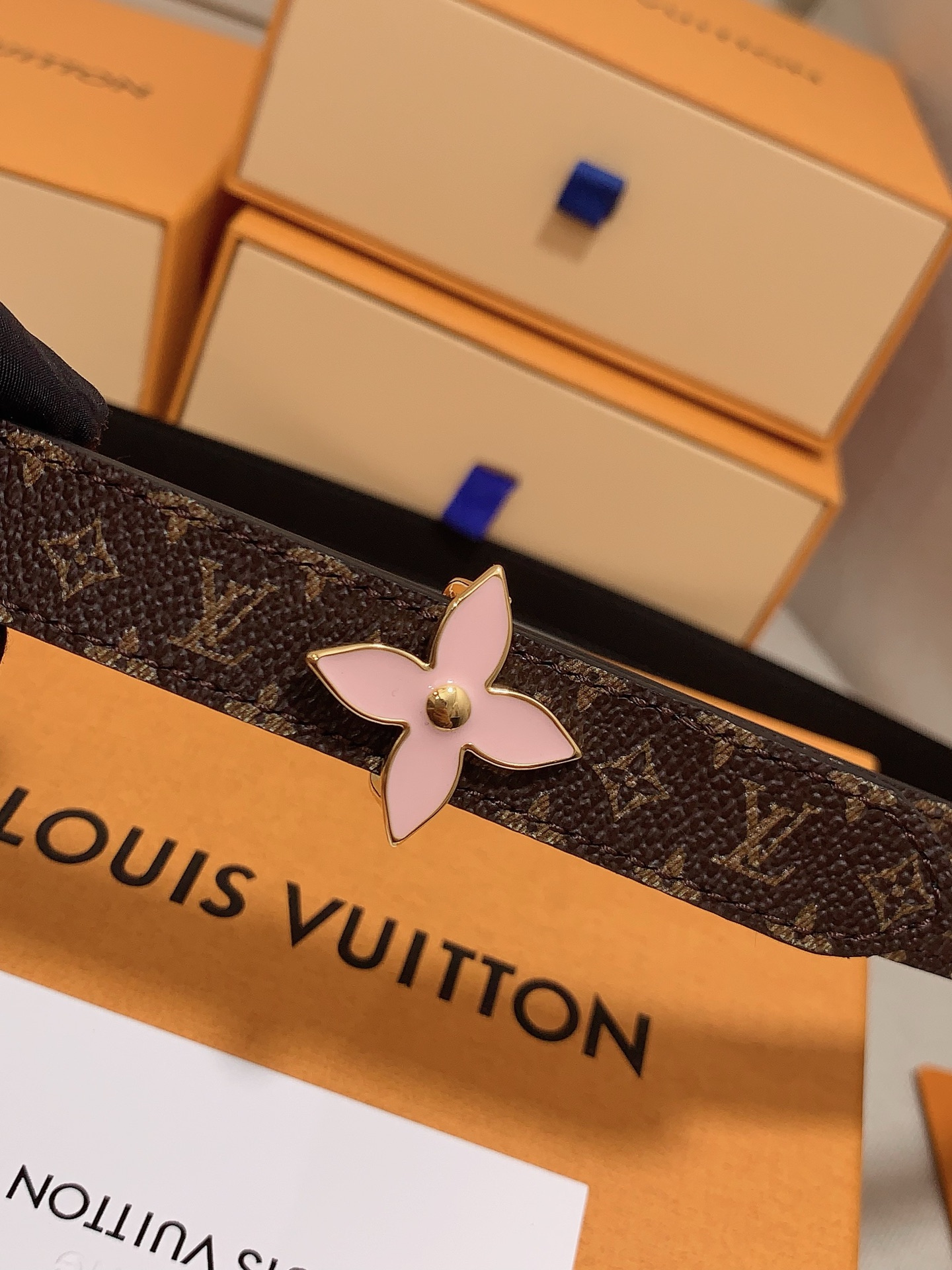  Louis vuitton
宽度：1.5cm
l v 村上隆联名腰带。实用又精致。精致又好看的1.5m