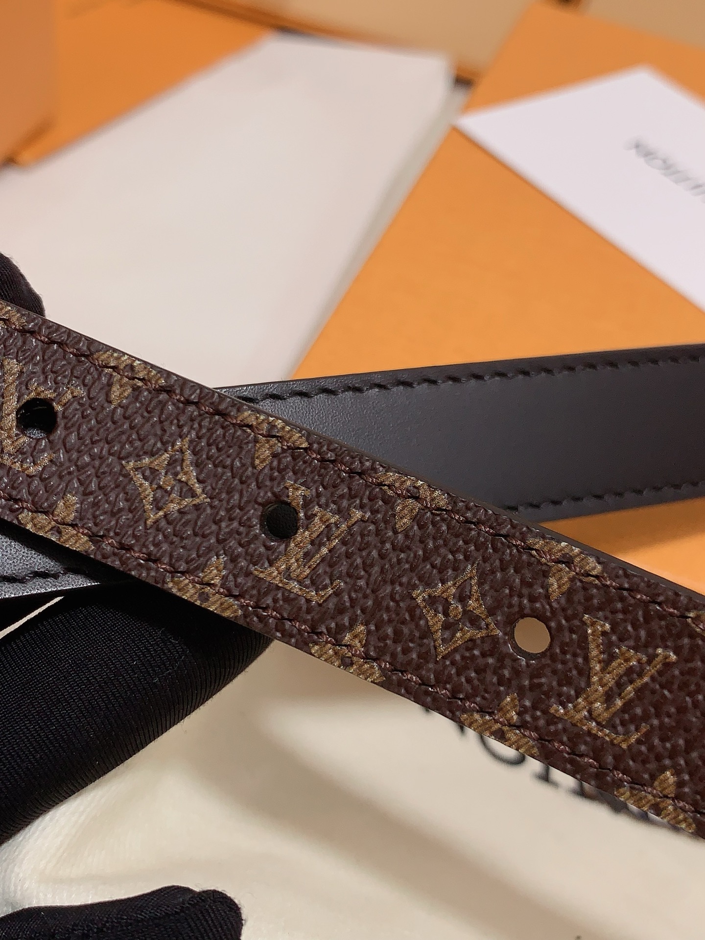  Louis vuitton
宽度：1.5cm
l v 村上隆联名腰带。实用又精致。精致又好看的1.5m