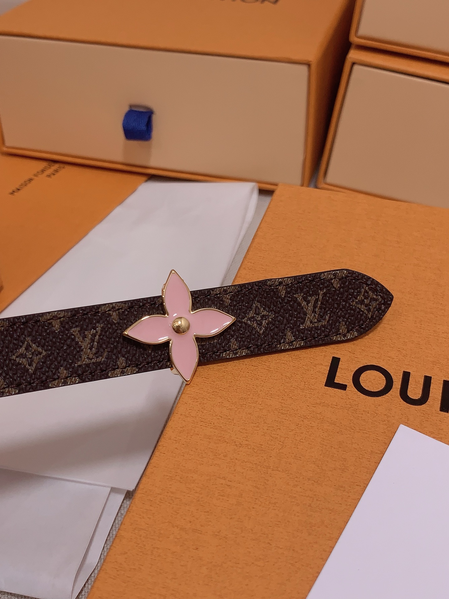  Louis vuitton
宽度：1.5cm
l v 村上隆联名腰带。实用又精致。精致又好看的1.5m