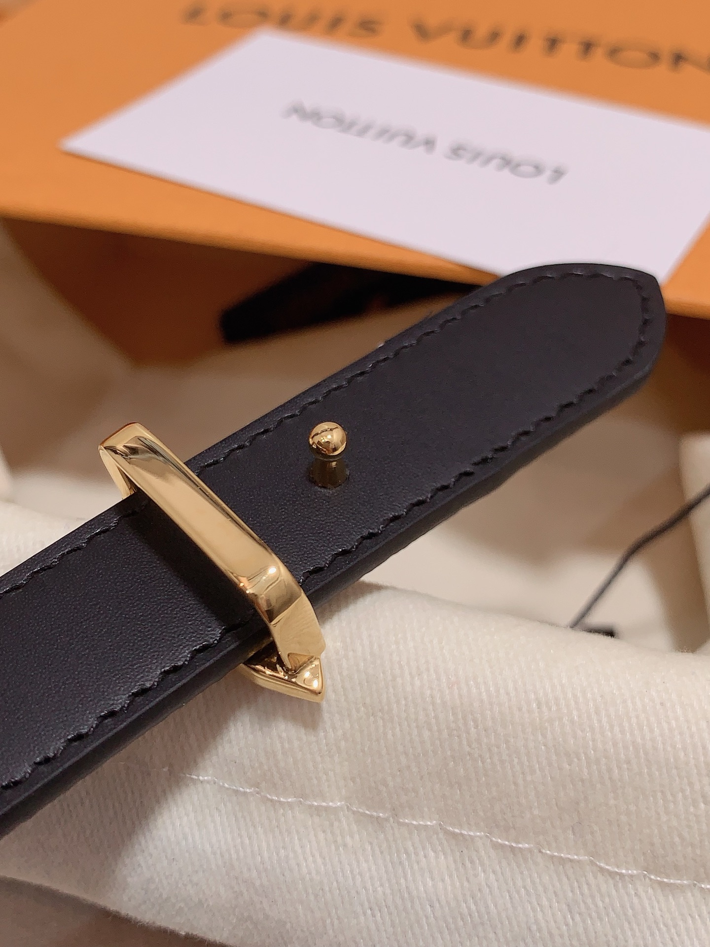  Louis vuitton
宽度：1.5cm
l v 村上隆联名腰带。实用又精致。精致又好看的1.5m