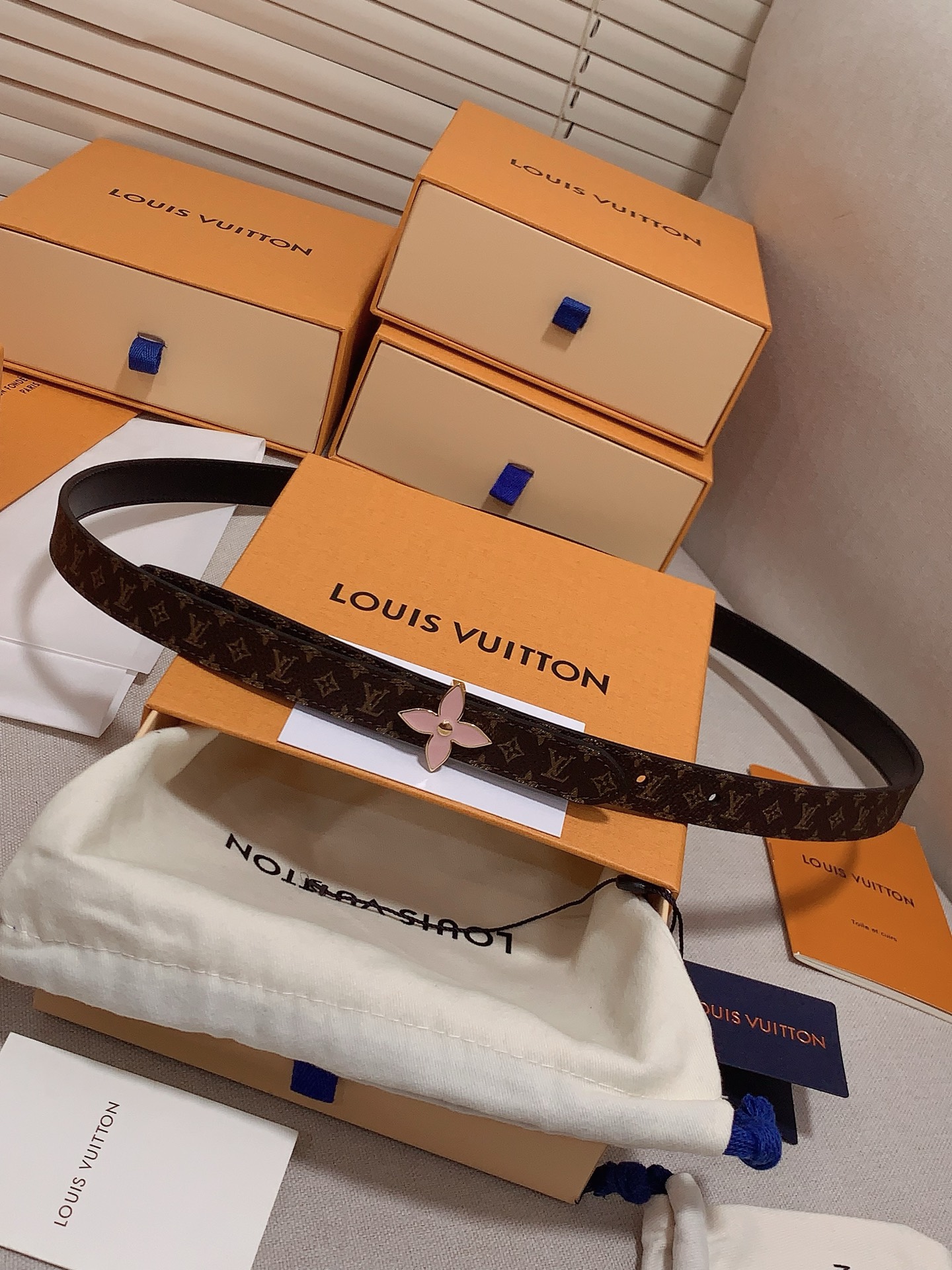  Louis vuitton
宽度：1.5cm
l v 村上隆联名腰带。实用又精致。精致又好看的1.5m