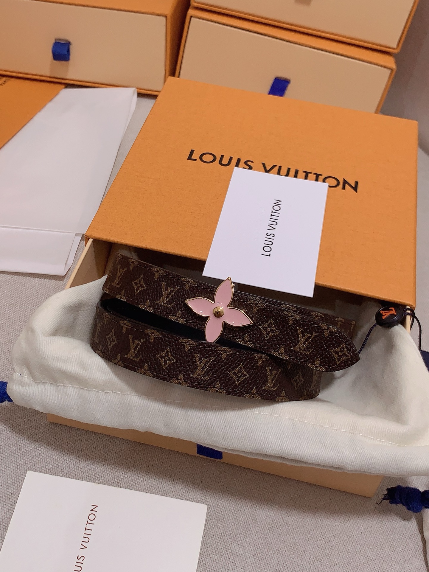  Louis vuitton
宽度：1.5cm
l v 村上隆联名腰带。实用又精致。精致又好看的1.5m