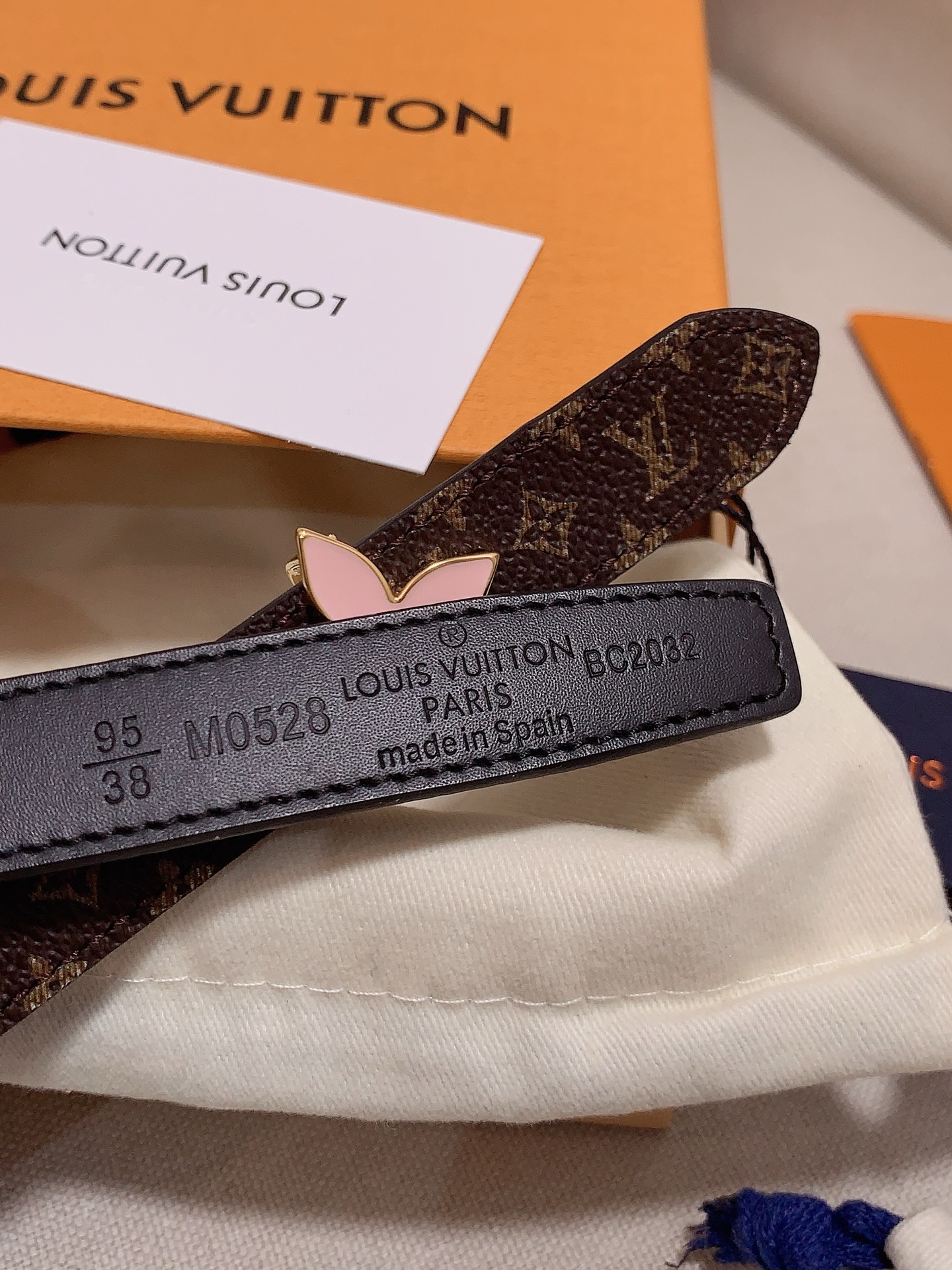  Louis vuitton
宽度：1.5cm
l v 村上隆联名腰带。实用又精致。精致又好看的1.5m