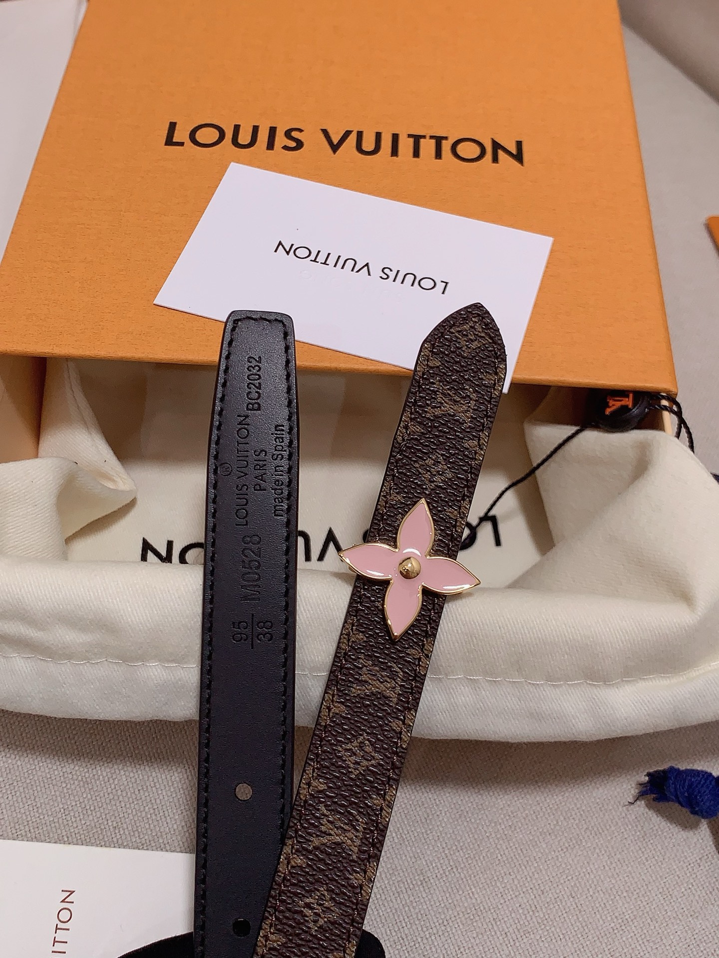  Louis vuitton
宽度：1.5cm
l v 村上隆联名腰带。实用又精致。精致又好看的1.5m