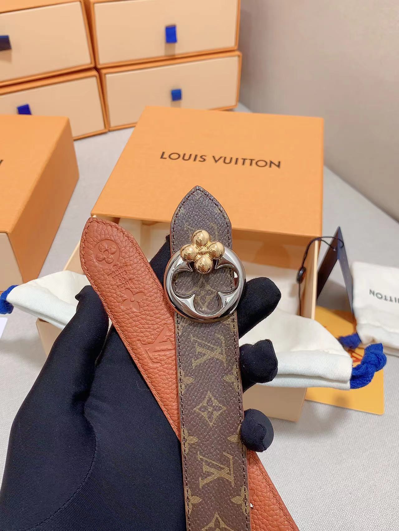  本款 3.0cm LV Initiales 双面腰带以经典之姿成就两式风尚：Monogram 帆布传递