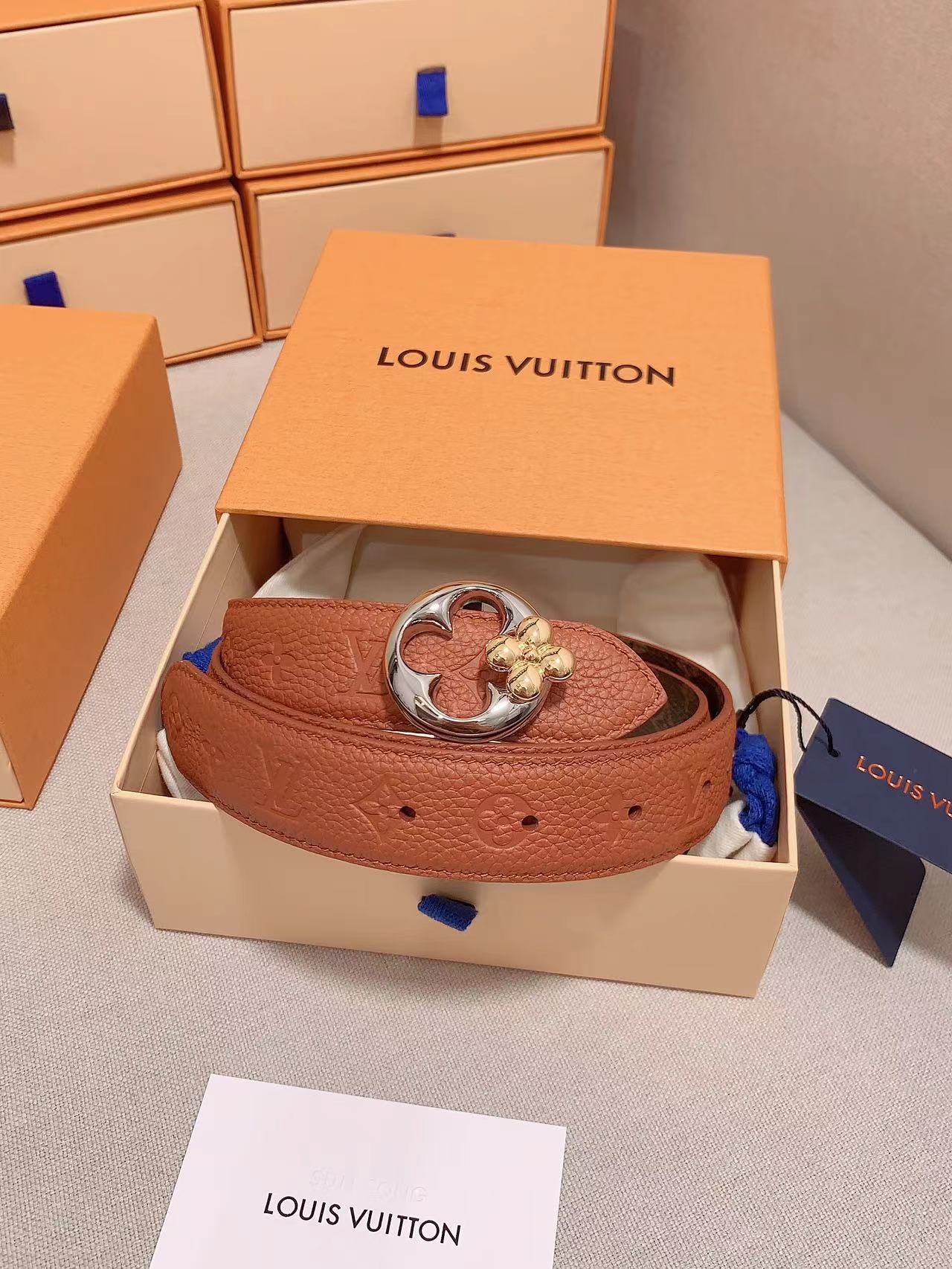  本款 3.0cm LV Initiales 双面腰带以经典之姿成就两式风尚：Monogram 帆布传递