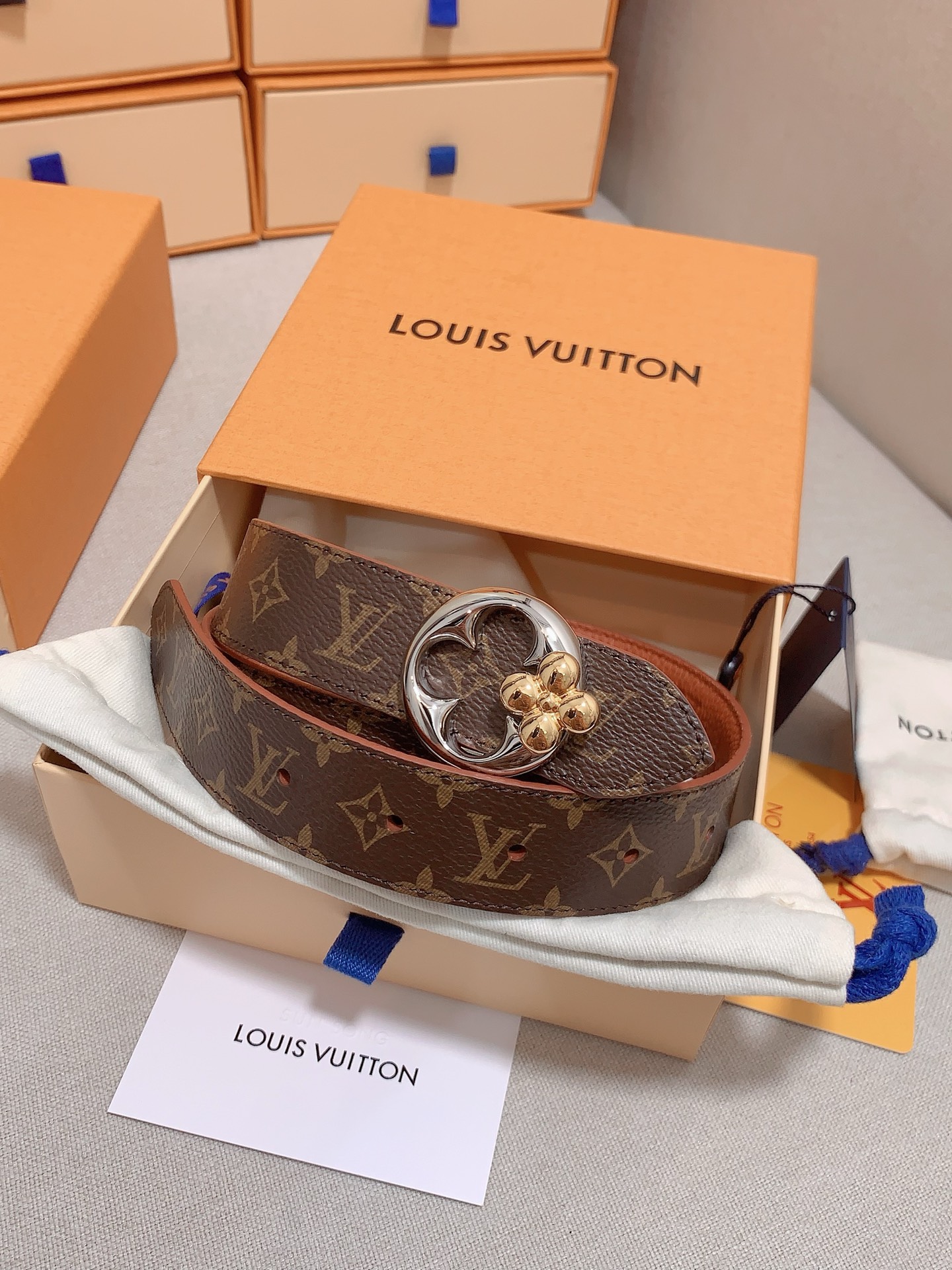  本款 3.0cm LV Initiales 双面腰带以经典之姿成就两式风尚：Monogram 帆布传递
