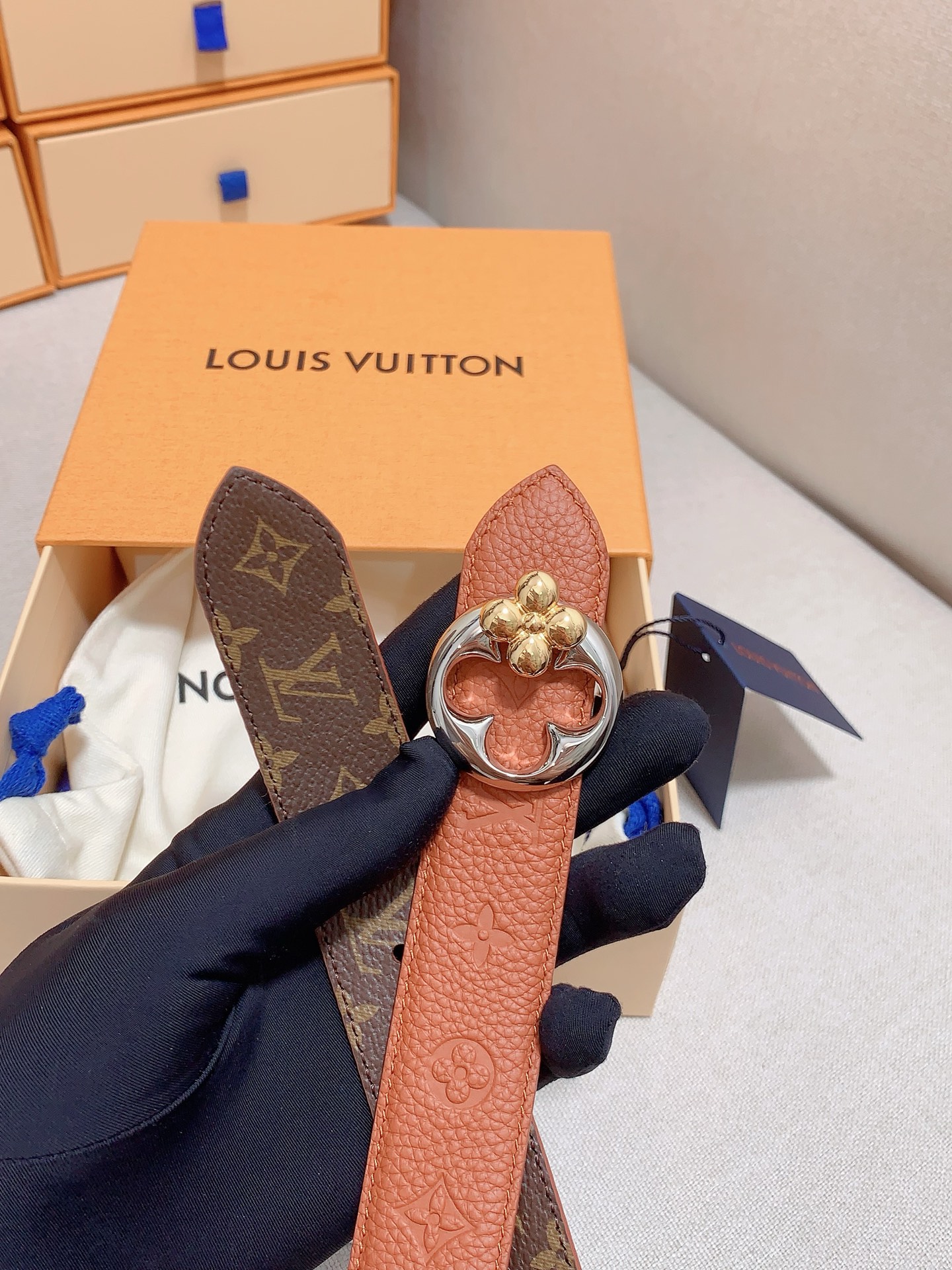  本款 3.0cm LV Initiales 双面腰带以经典之姿成就两式风尚：Monogram 帆布传递