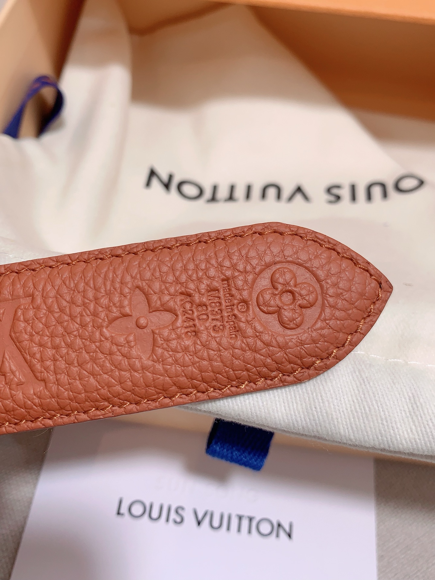  本款 3.0cm LV Initiales 双面腰带以经典之姿成就两式风尚：Monogram 帆布传递