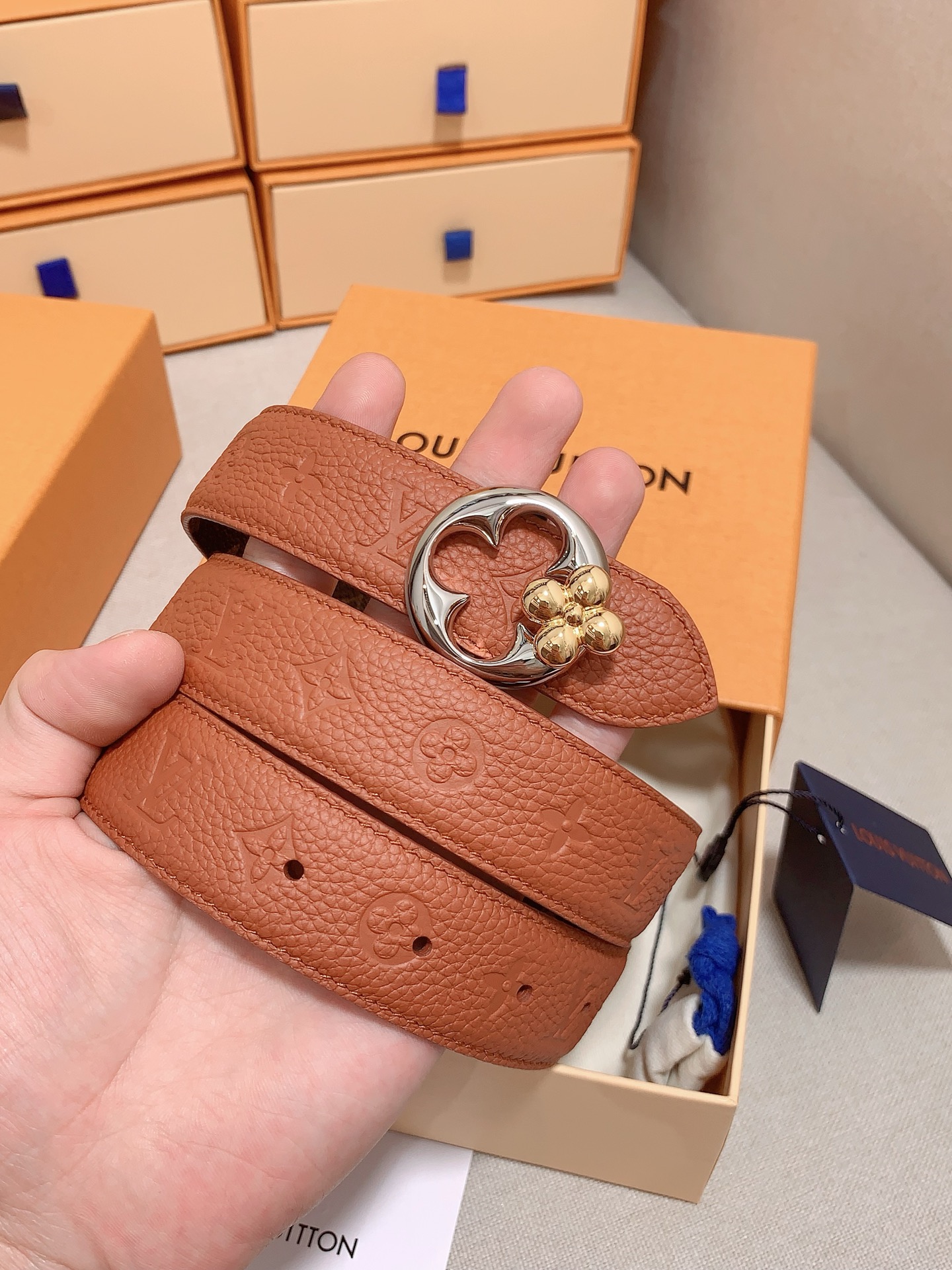  本款 3.0cm LV Initiales 双面腰带以经典之姿成就两式风尚：Monogram 帆布传递