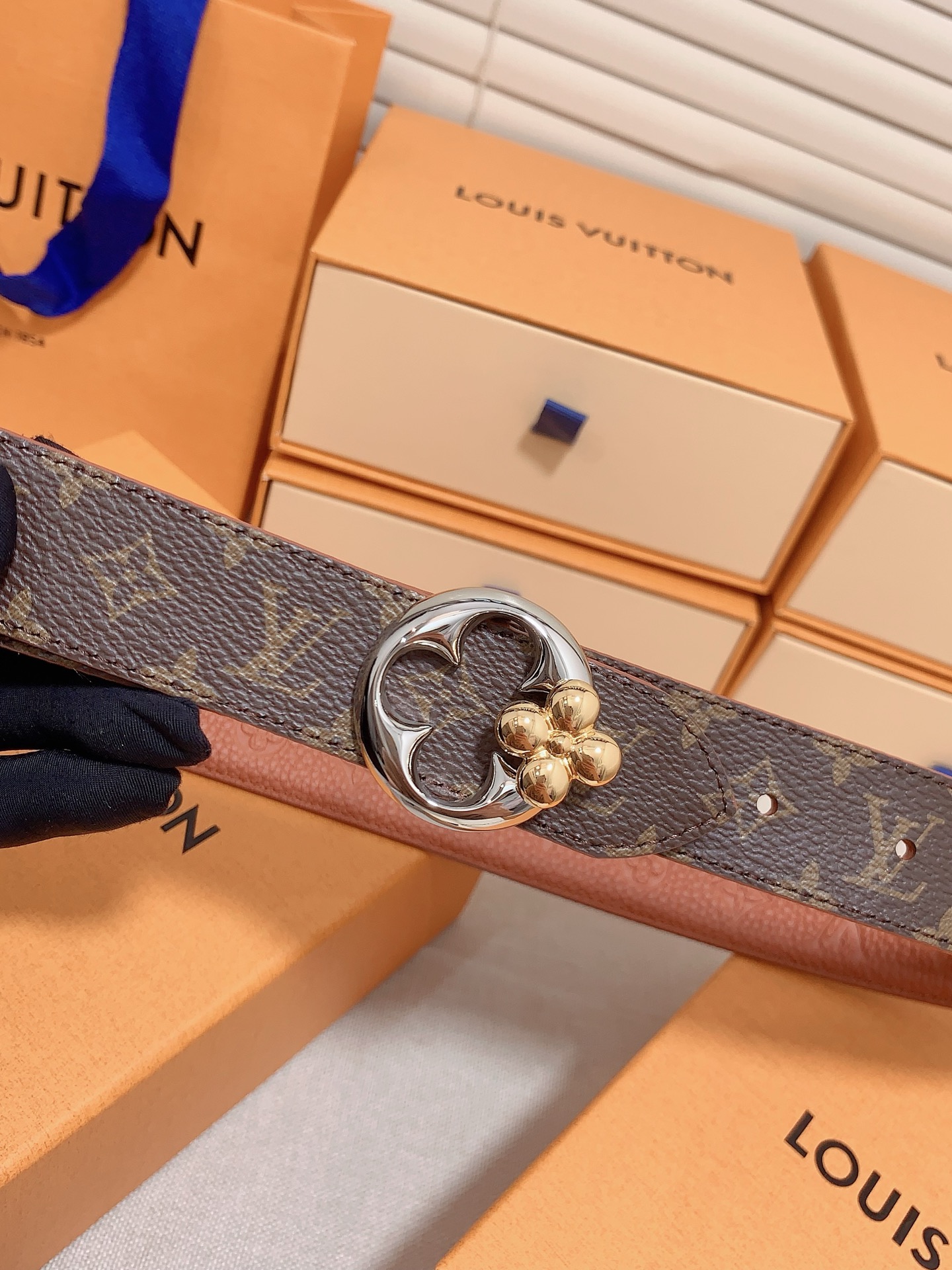  本款 3.0cm LV Initiales 双面腰带以经典之姿成就两式风尚：Monogram 帆布传递