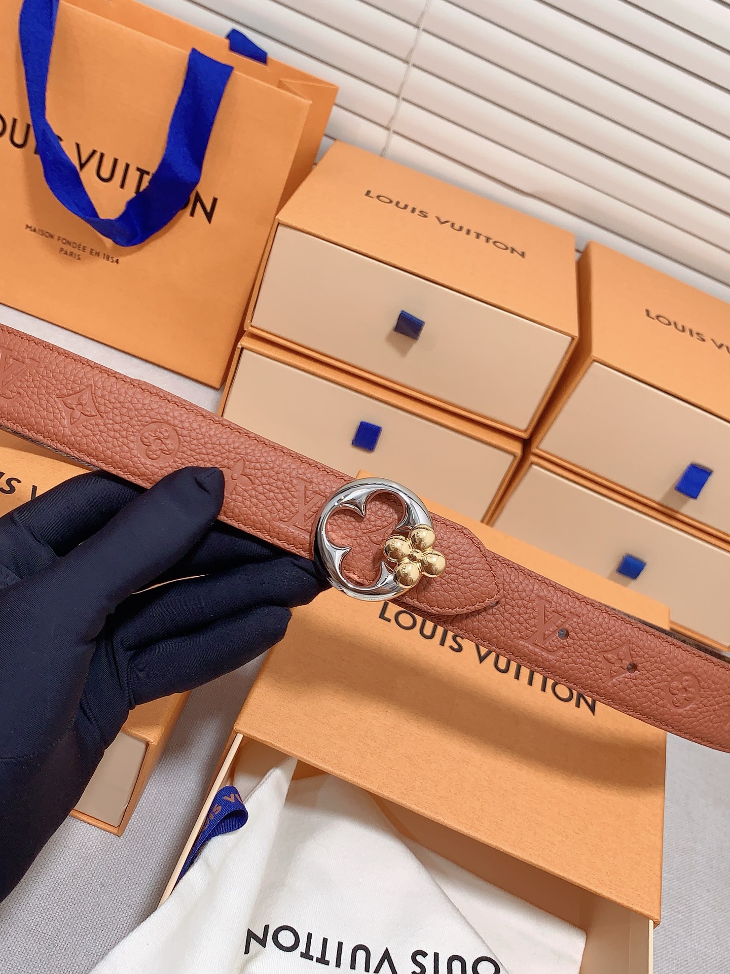  本款 3.0cm LV Initiales 双面腰带以经典之姿成就两式风尚：Monogram 帆布传递