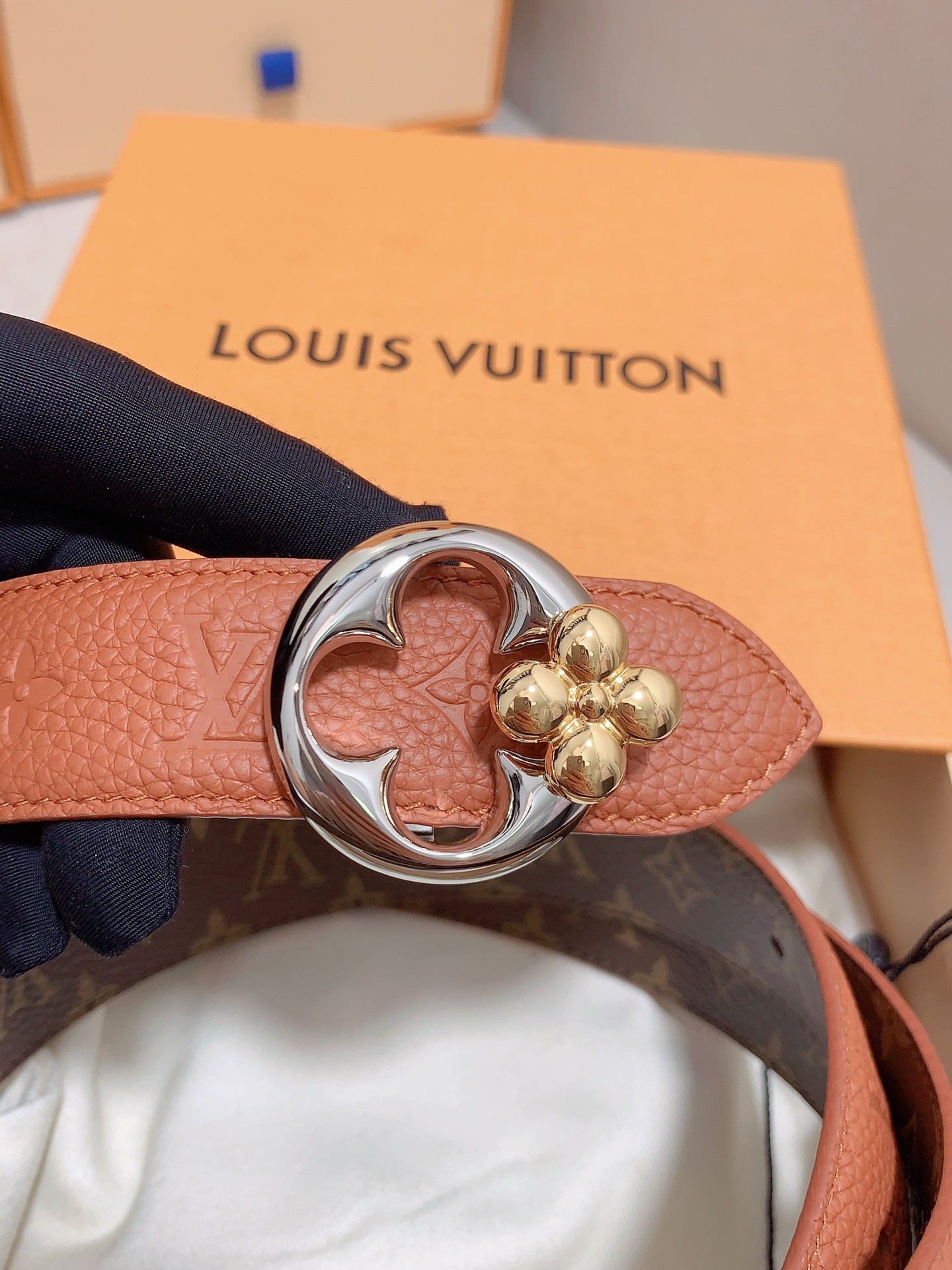  本款 3.0cm LV Initiales 双面腰带以经典之姿成就两式风尚：Monogram 帆布传递