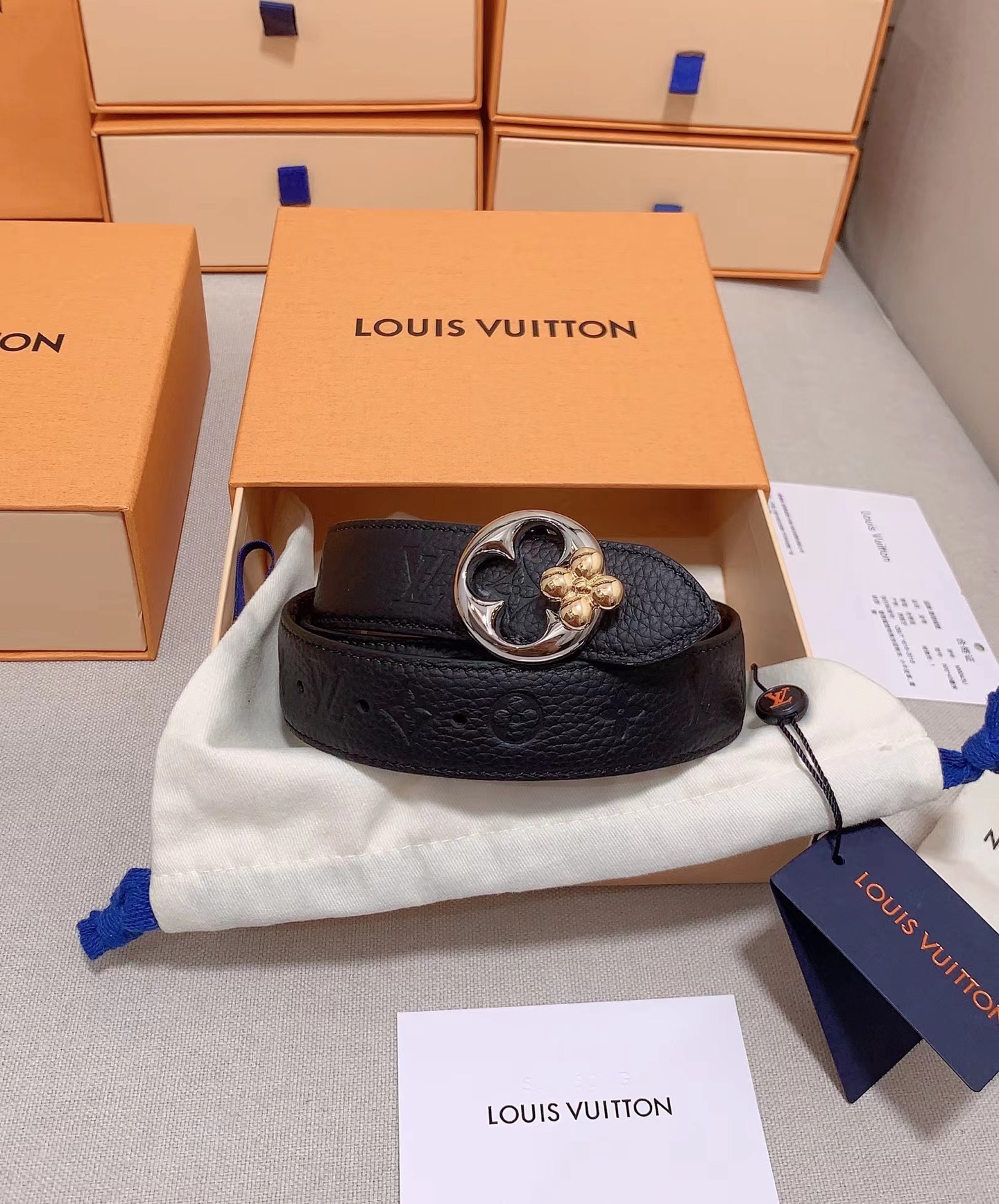  本款 3.0cm LV Initiales 双面腰带以经典之姿成就两式风尚：Monogram 帆布传递