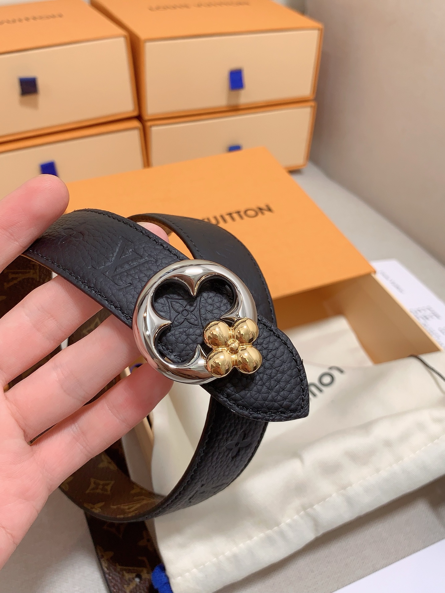  本款 3.0cm LV Initiales 双面腰带以经典之姿成就两式风尚：Monogram 帆布传递