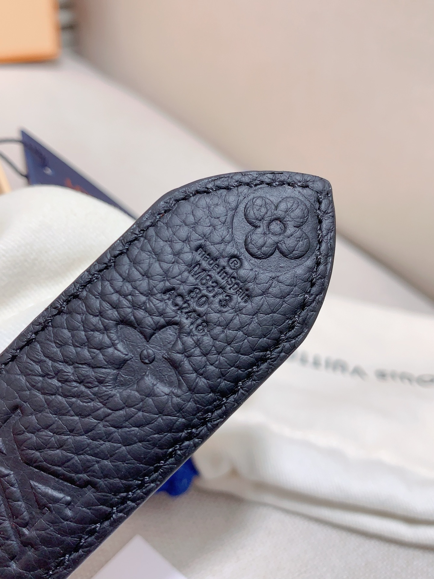  本款 3.0cm LV Initiales 双面腰带以经典之姿成就两式风尚：Monogram 帆布传递