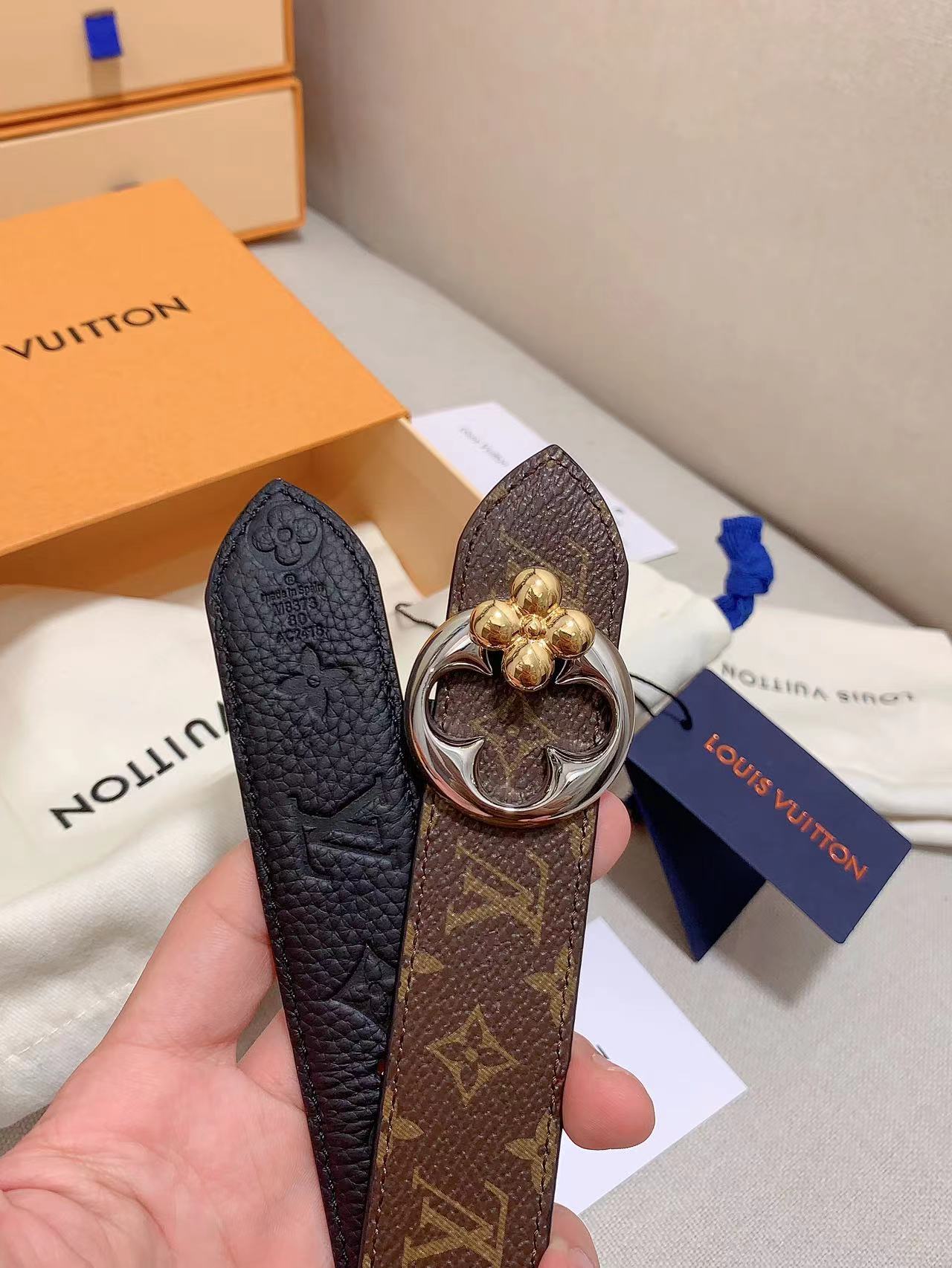  本款 3.0cm LV Initiales 双面腰带以经典之姿成就两式风尚：Monogram 帆布传递