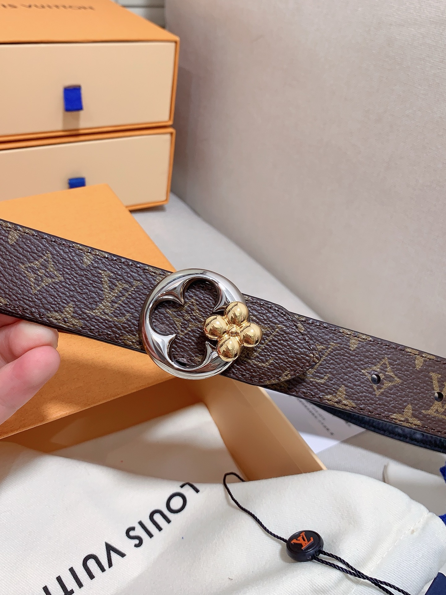  本款 3.0cm LV Initiales 双面腰带以经典之姿成就两式风尚：Monogram 帆布传递