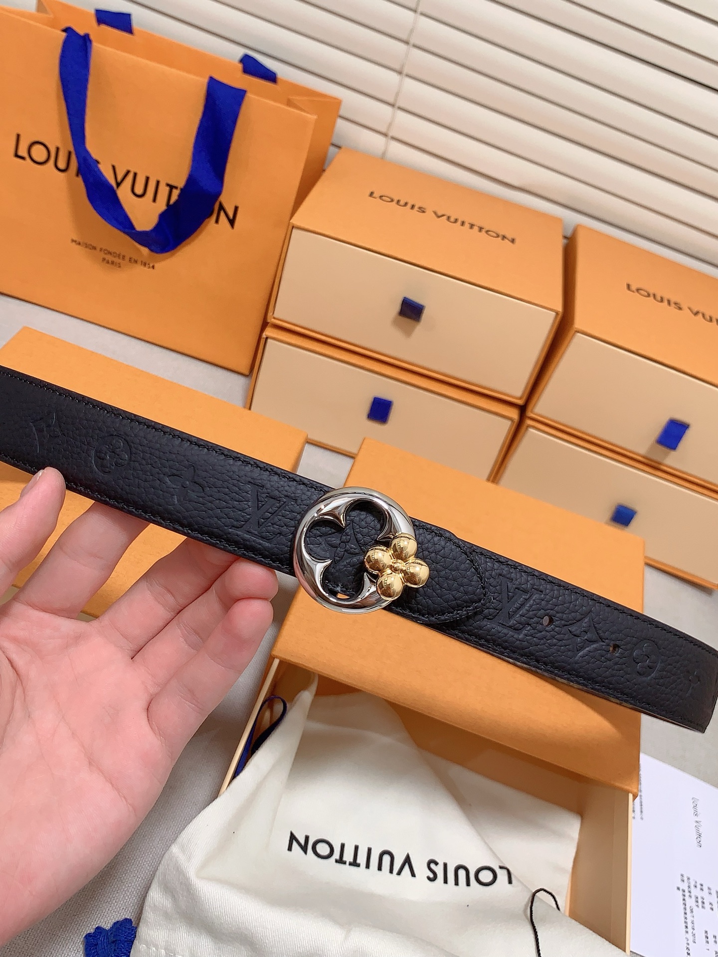  本款 3.0cm LV Initiales 双面腰带以经典之姿成就两式风尚：Monogram 帆布传递