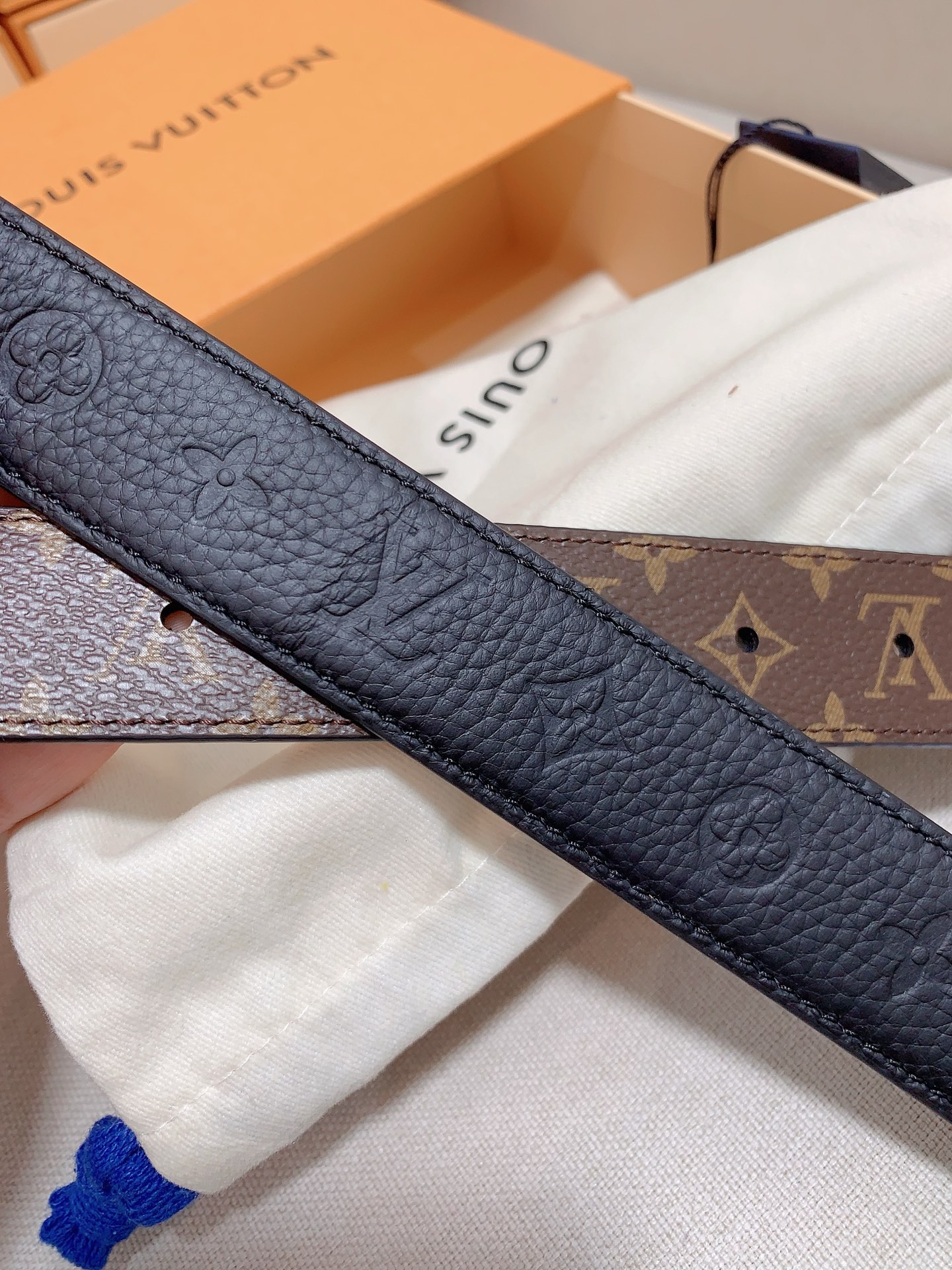  本款 3.0cm LV Initiales 双面腰带以经典之姿成就两式风尚：Monogram 帆布传递