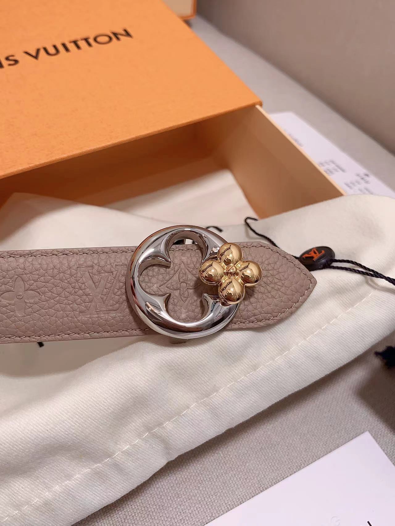  本款 3.0cm LV Initiales 双面腰带以经典之姿成就两式风尚：Monogram 帆布传递