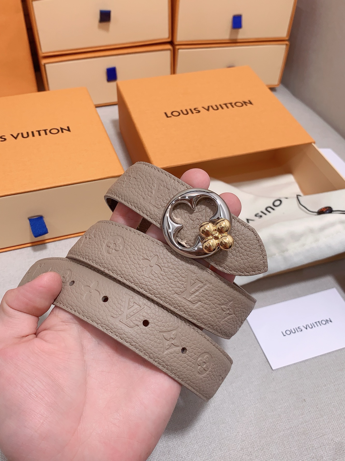  本款 3.0cm LV Initiales 双面腰带以经典之姿成就两式风尚：Monogram 帆布传递