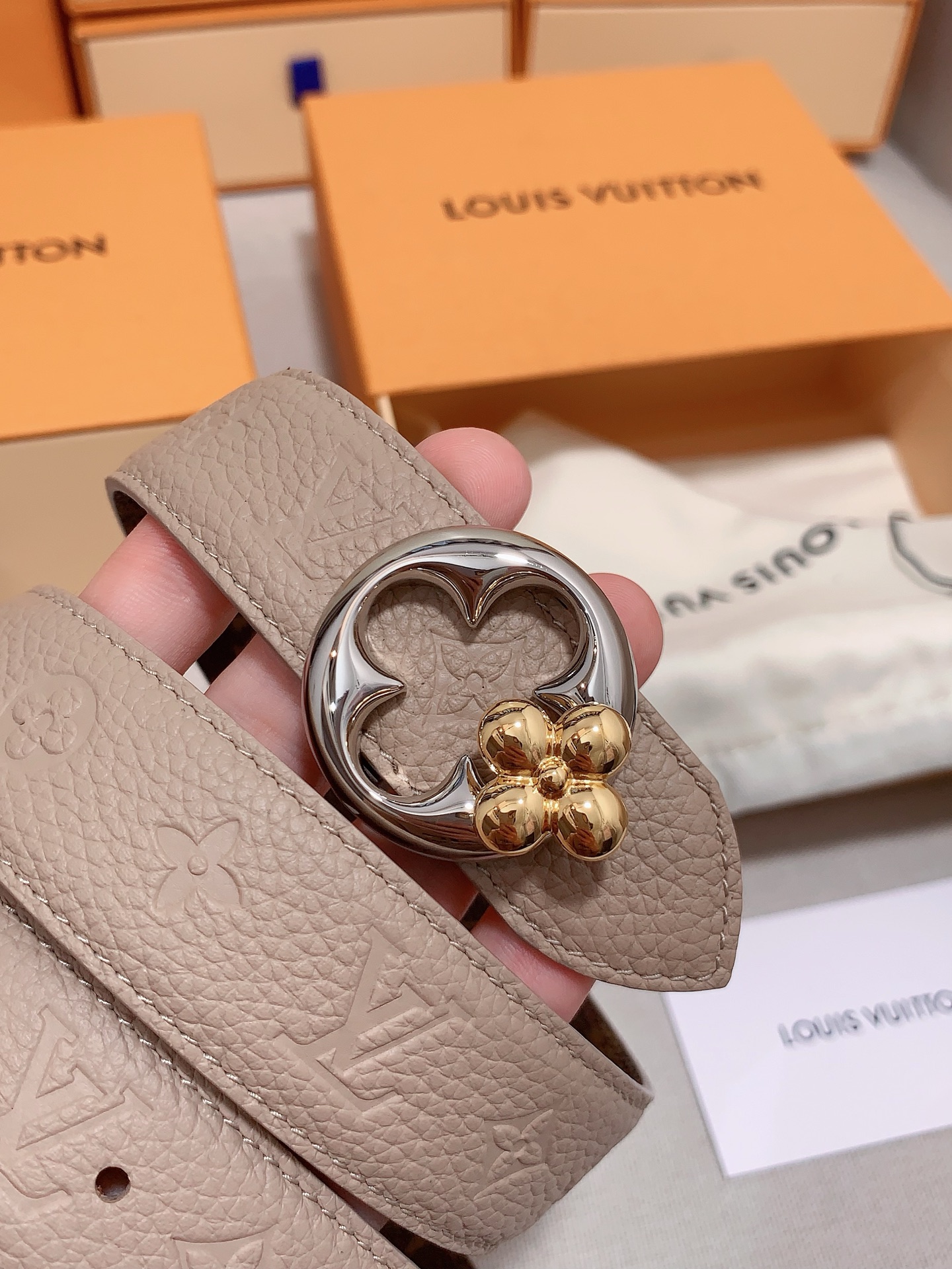  本款 3.0cm LV Initiales 双面腰带以经典之姿成就两式风尚：Monogram 帆布传递