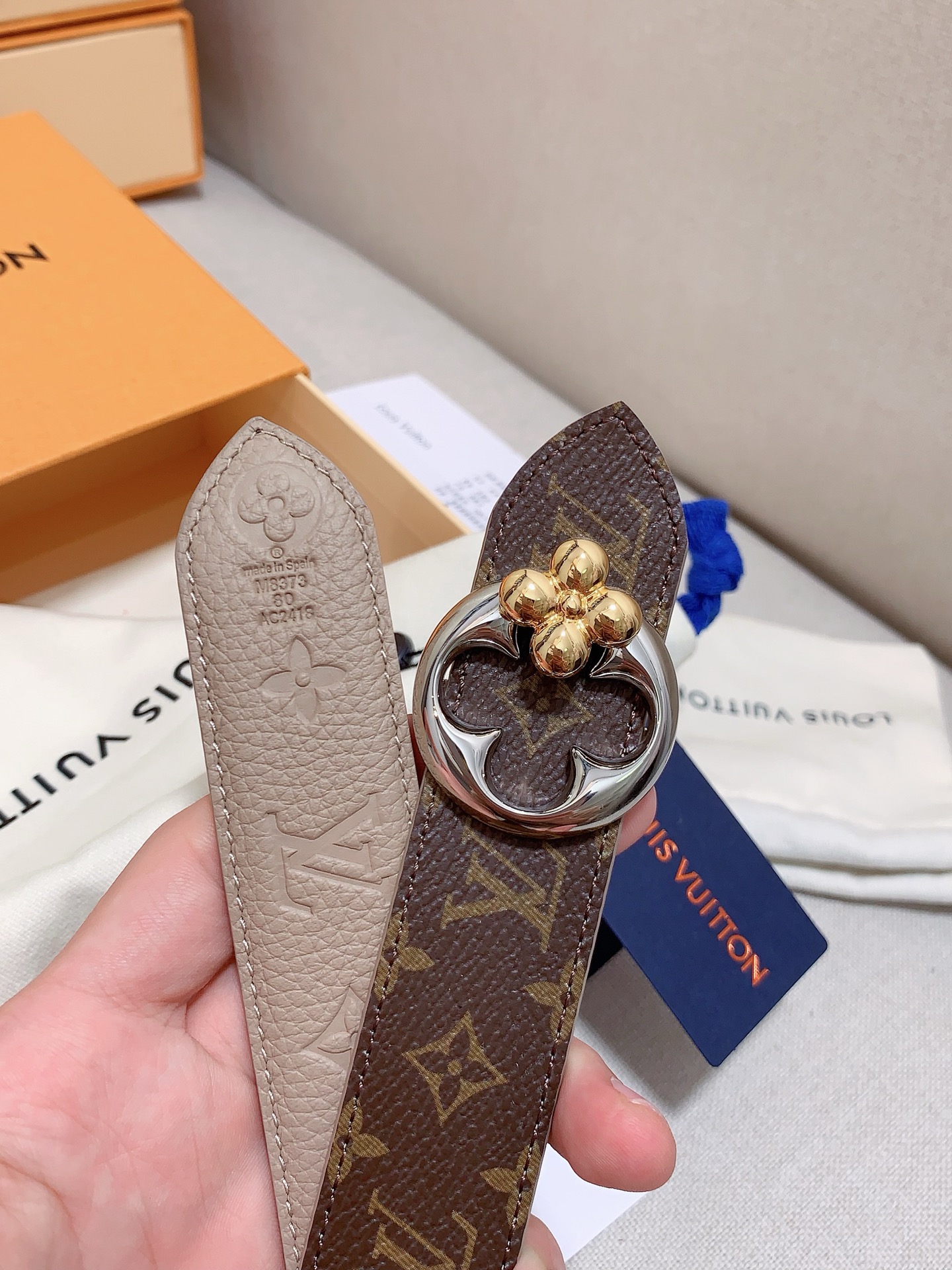  本款 3.0cm LV Initiales 双面腰带以经典之姿成就两式风尚：Monogram 帆布传递
