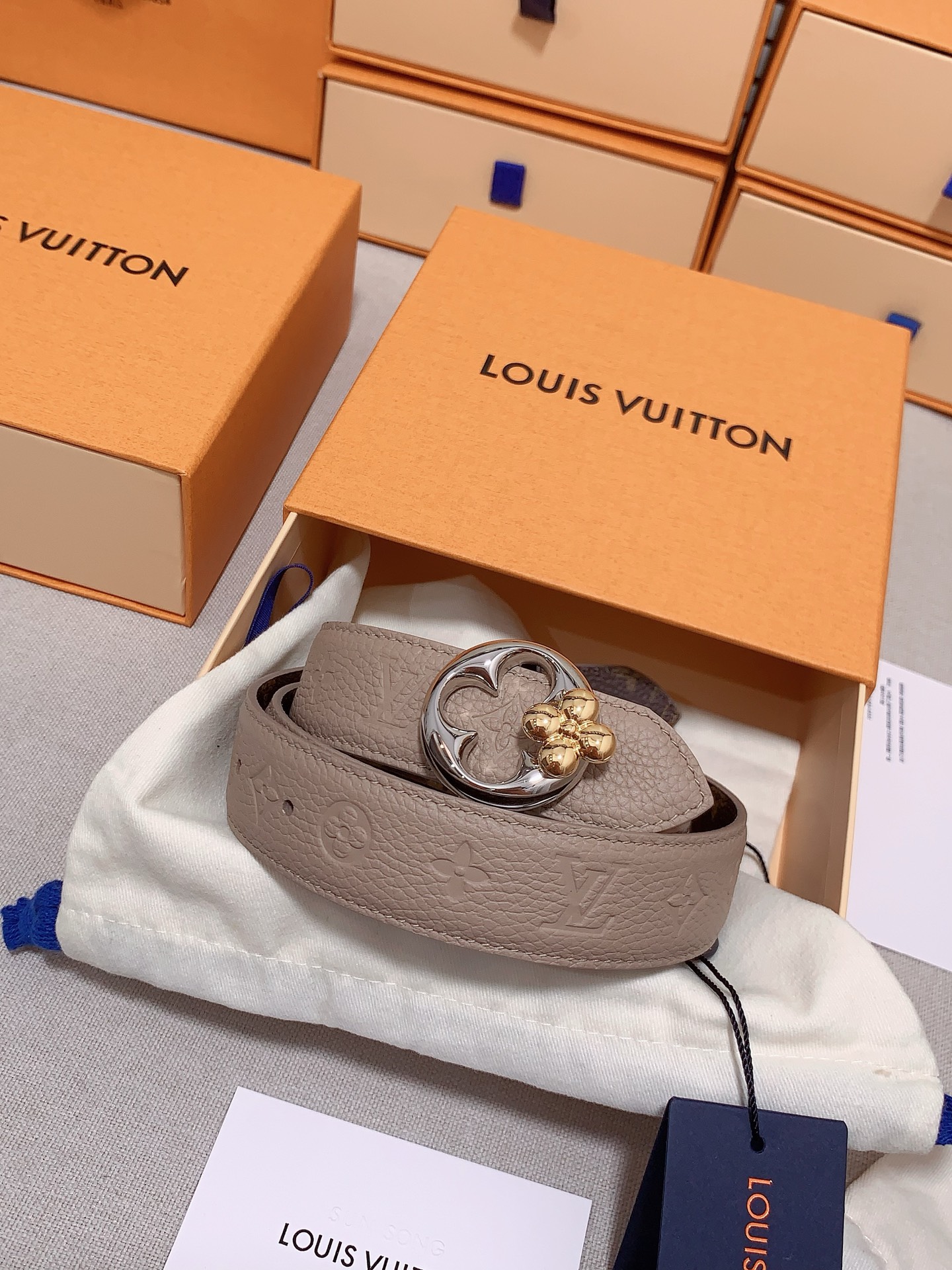  本款 3.0cm LV Initiales 双面腰带以经典之姿成就两式风尚：Monogram 帆布传递