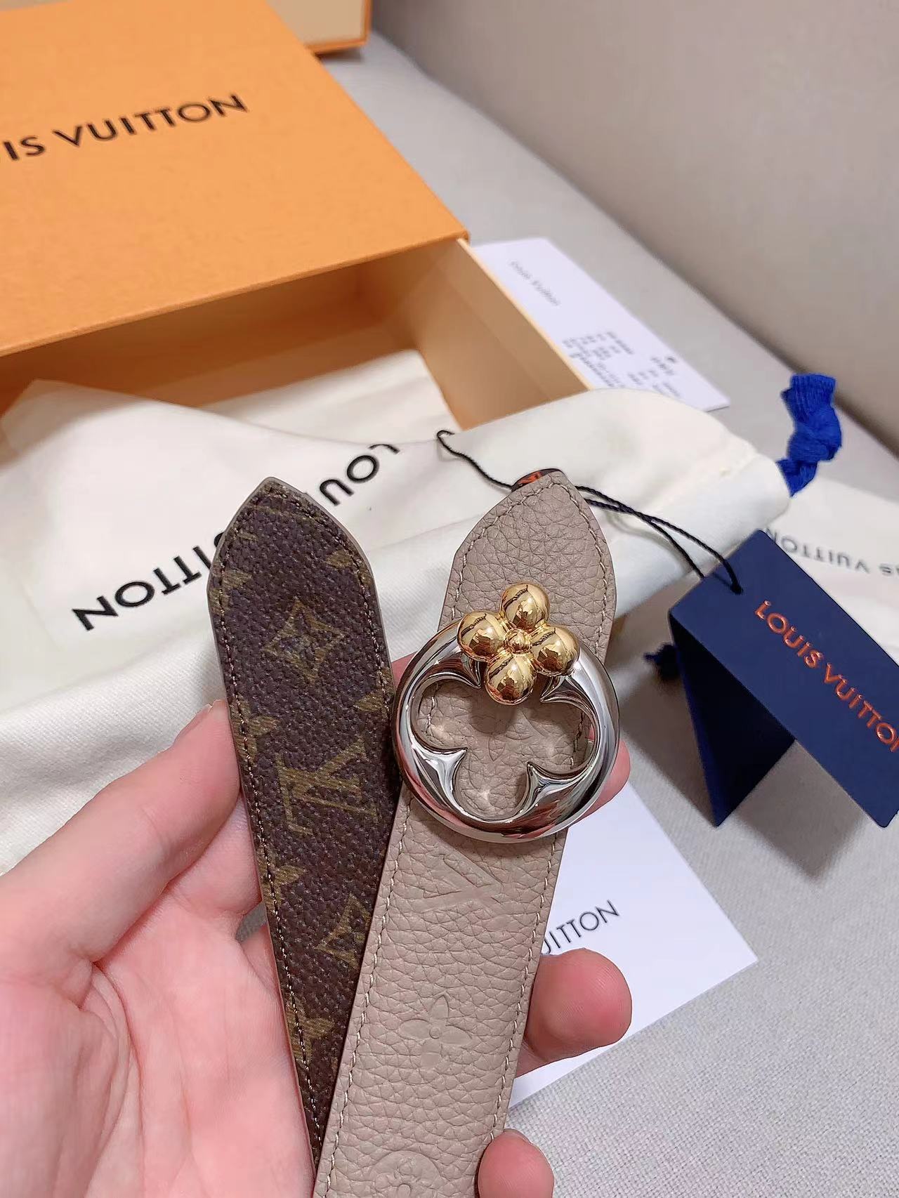  本款 3.0cm LV Initiales 双面腰带以经典之姿成就两式风尚：Monogram 帆布传递