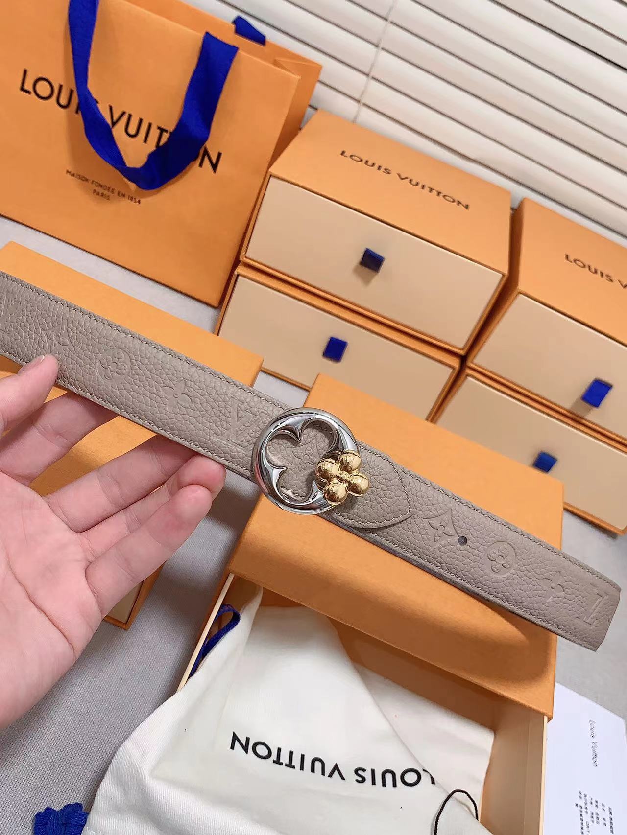  本款 3.0cm LV Initiales 双面腰带以经典之姿成就两式风尚：Monogram 帆布传递