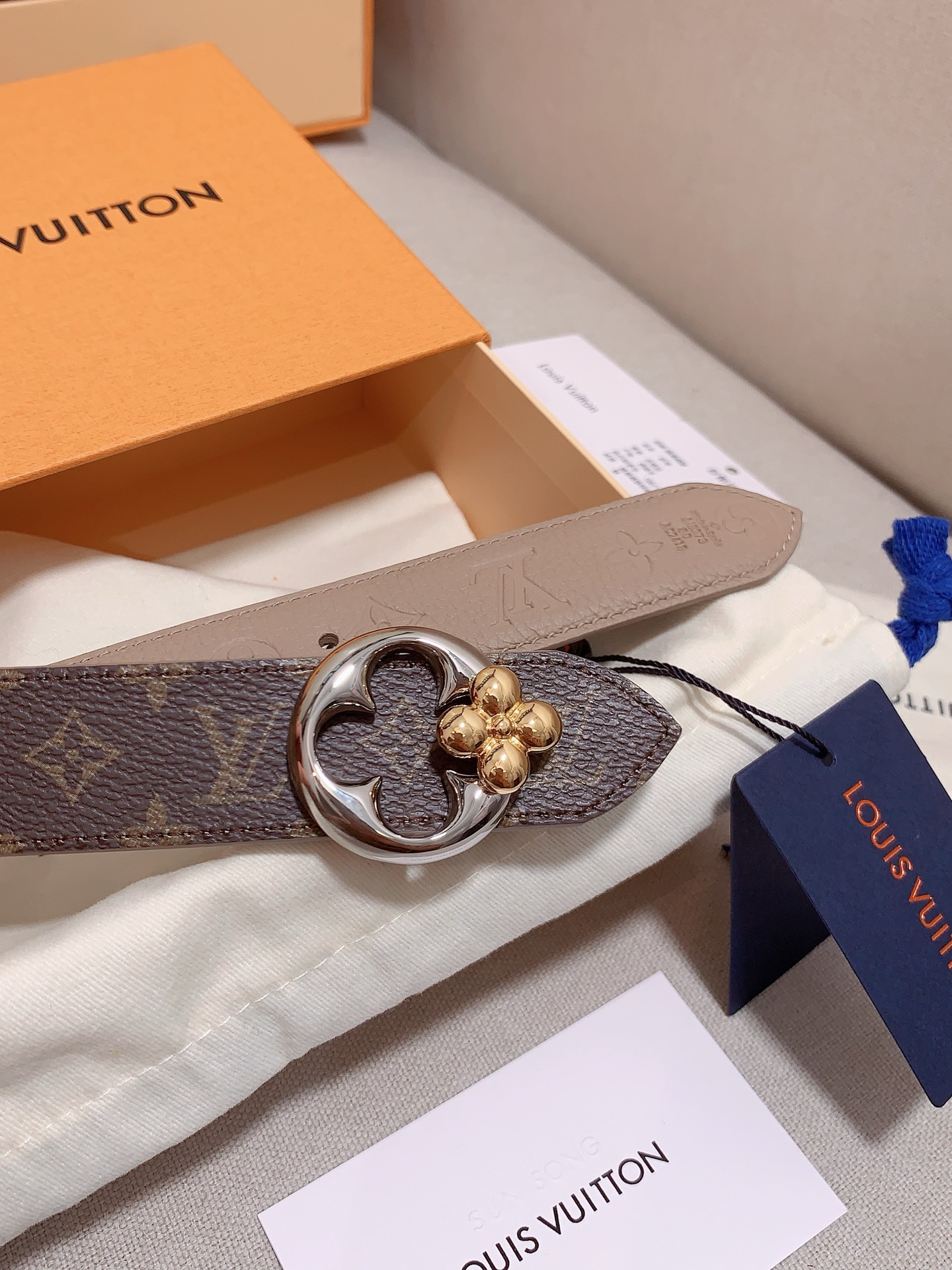  本款 3.0cm LV Initiales 双面腰带以经典之姿成就两式风尚：Monogram 帆布传递