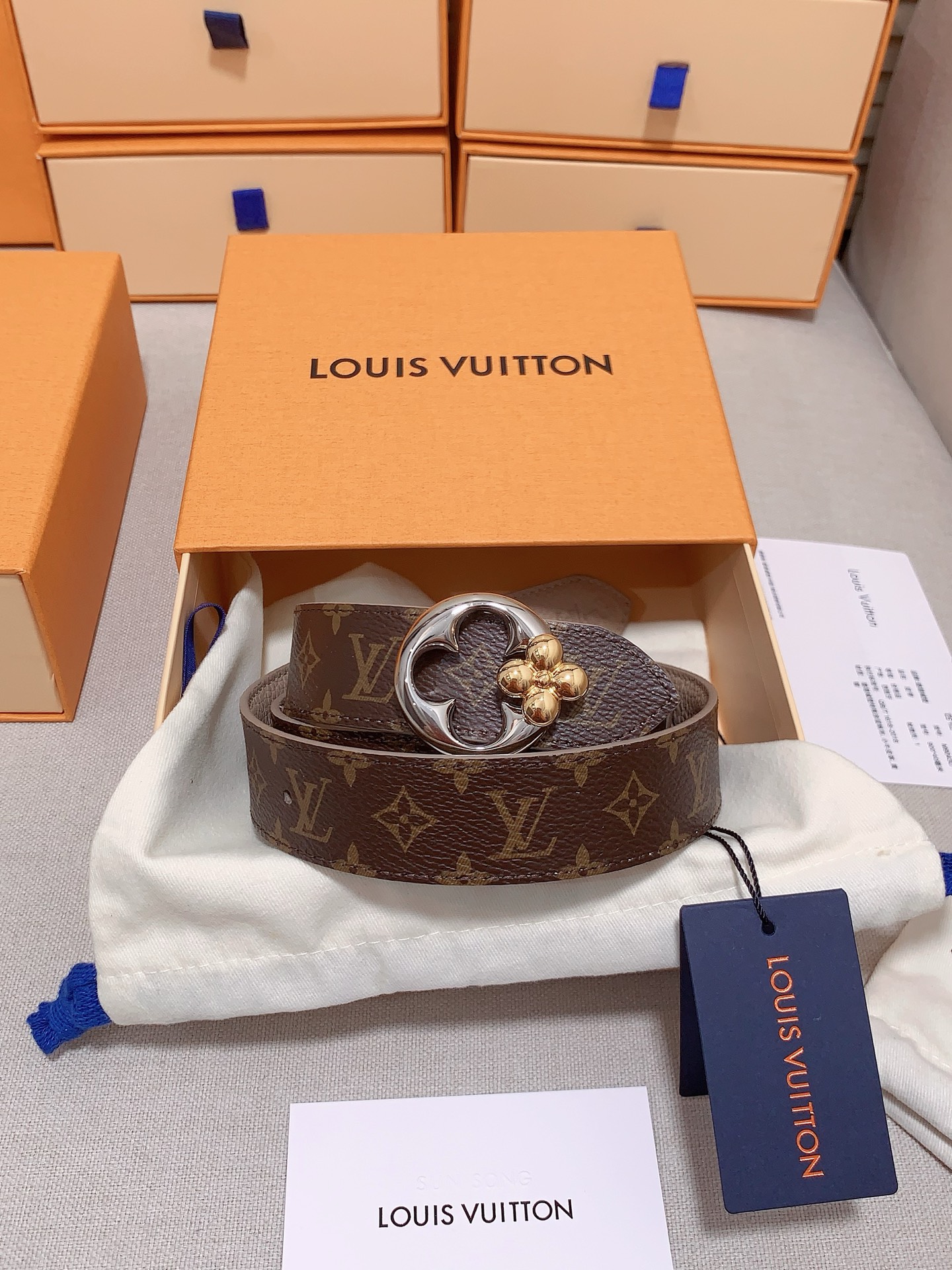  本款 3.0cm LV Initiales 双面腰带以经典之姿成就两式风尚：Monogram 帆布传递