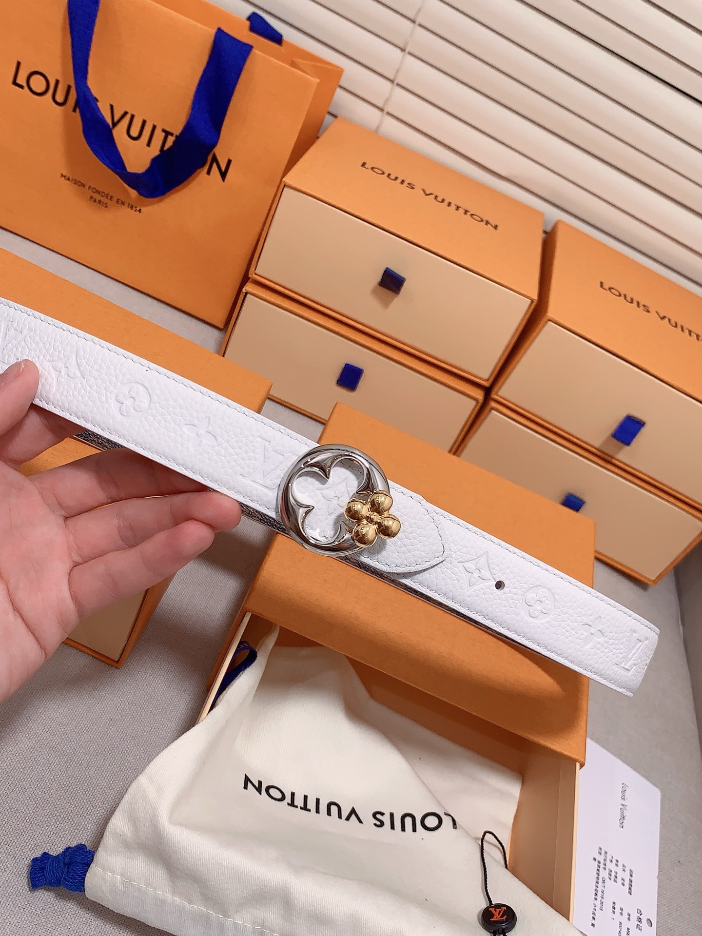  本款 3.0cm LV Initiales 双面腰带以经典之姿成就两式风尚：Monogram 帆布传递
