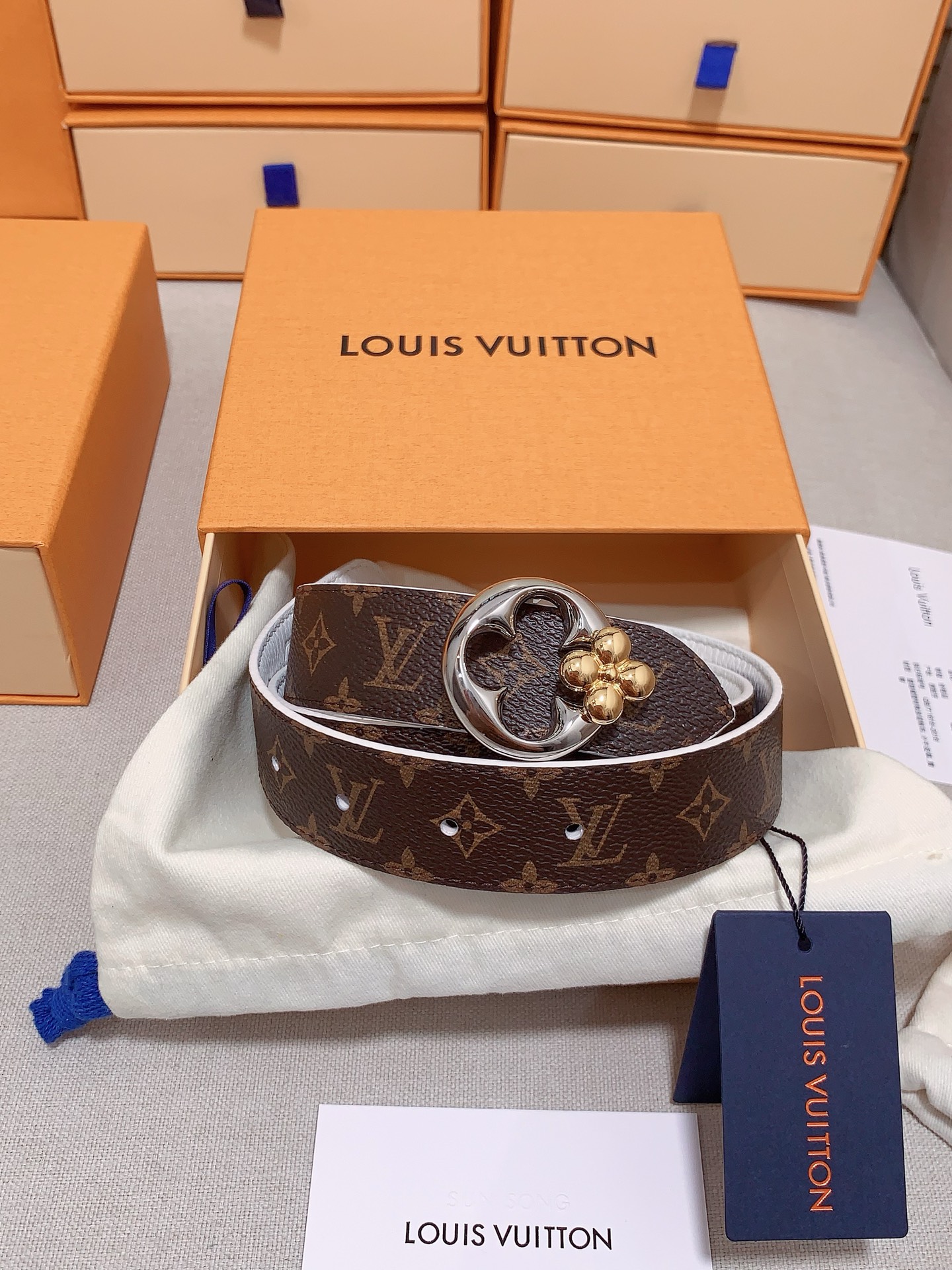  本款 3.0cm LV Initiales 双面腰带以经典之姿成就两式风尚：Monogram 帆布传递