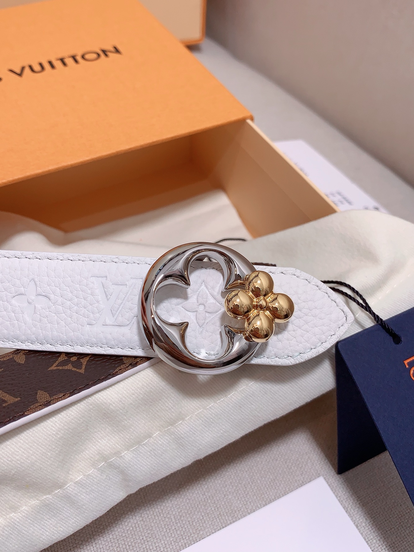  本款 3.0cm LV Initiales 双面腰带以经典之姿成就两式风尚：Monogram 帆布传递