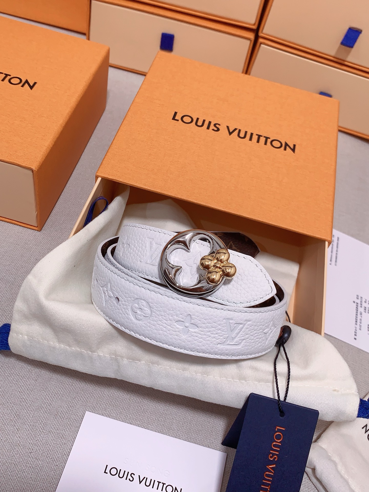  本款 3.0cm LV Initiales 双面腰带以经典之姿成就两式风尚：Monogram 帆布传递