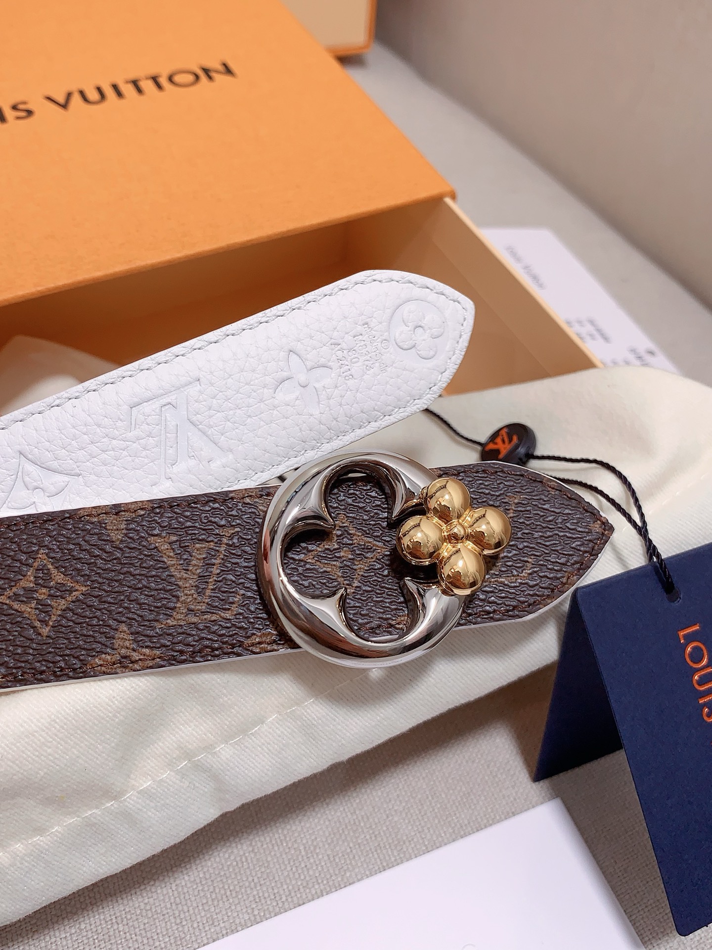  本款 3.0cm LV Initiales 双面腰带以经典之姿成就两式风尚：Monogram 帆布传递