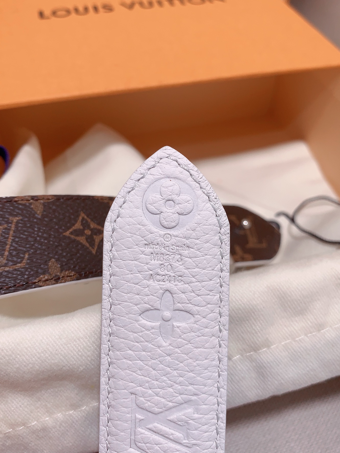  本款 3.0cm LV Initiales 双面腰带以经典之姿成就两式风尚：Monogram 帆布传递
