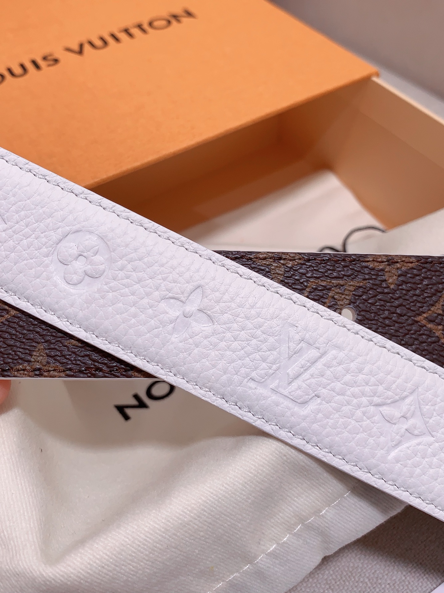  本款 3.0cm LV Initiales 双面腰带以经典之姿成就两式风尚：Monogram 帆布传递