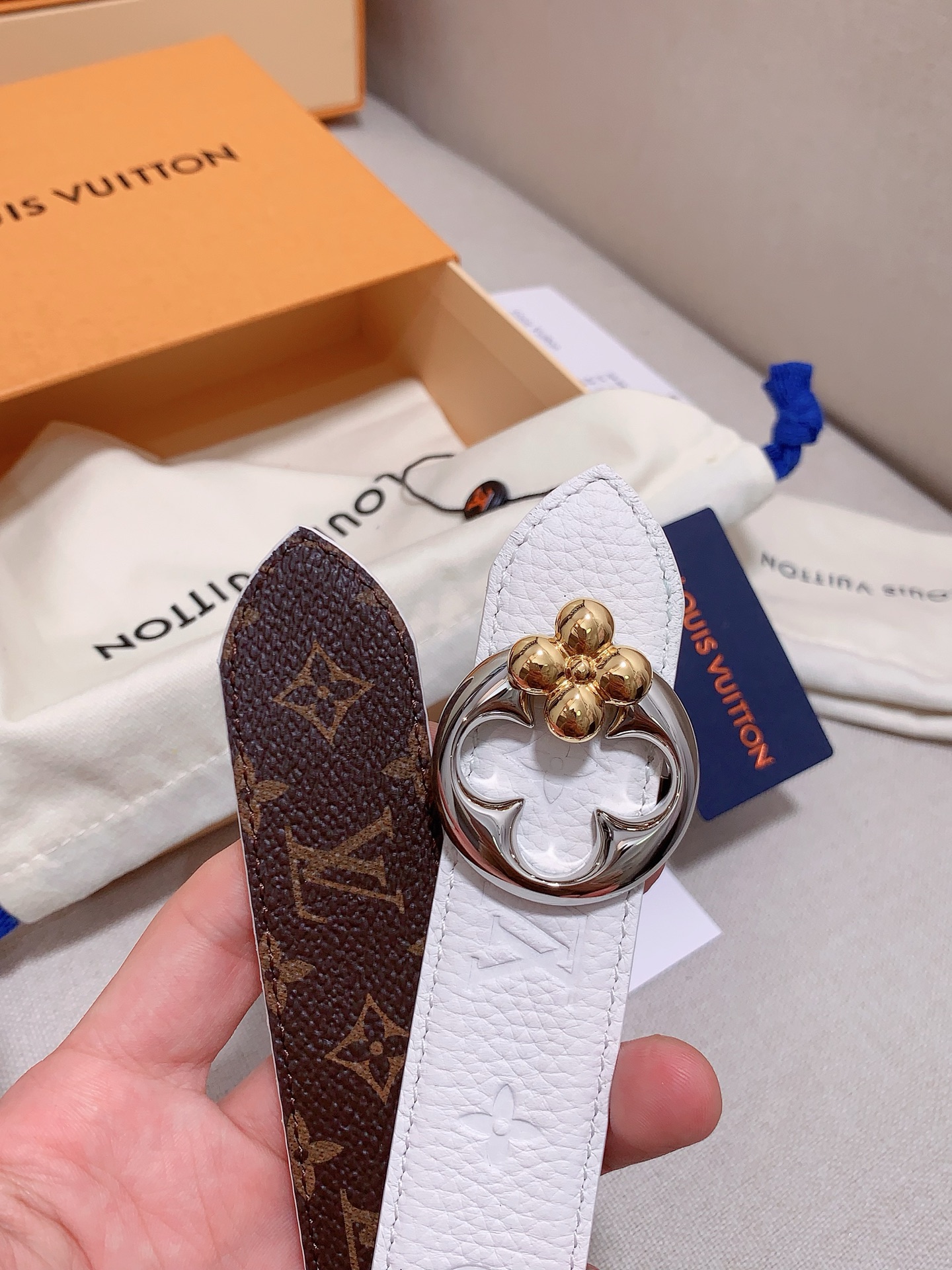  本款 3.0cm LV Initiales 双面腰带以经典之姿成就两式风尚：Monogram 帆布传递