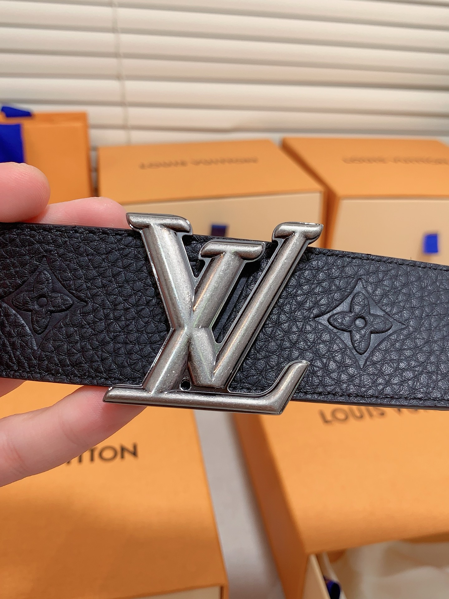 Louis Vuitton 代购级 LV 奢华款现代 皮革，饰以雅致大方的标志性 LV 首字母 ，双色搭配可双面使用 可搭配从礼服到休闲装各种服饰